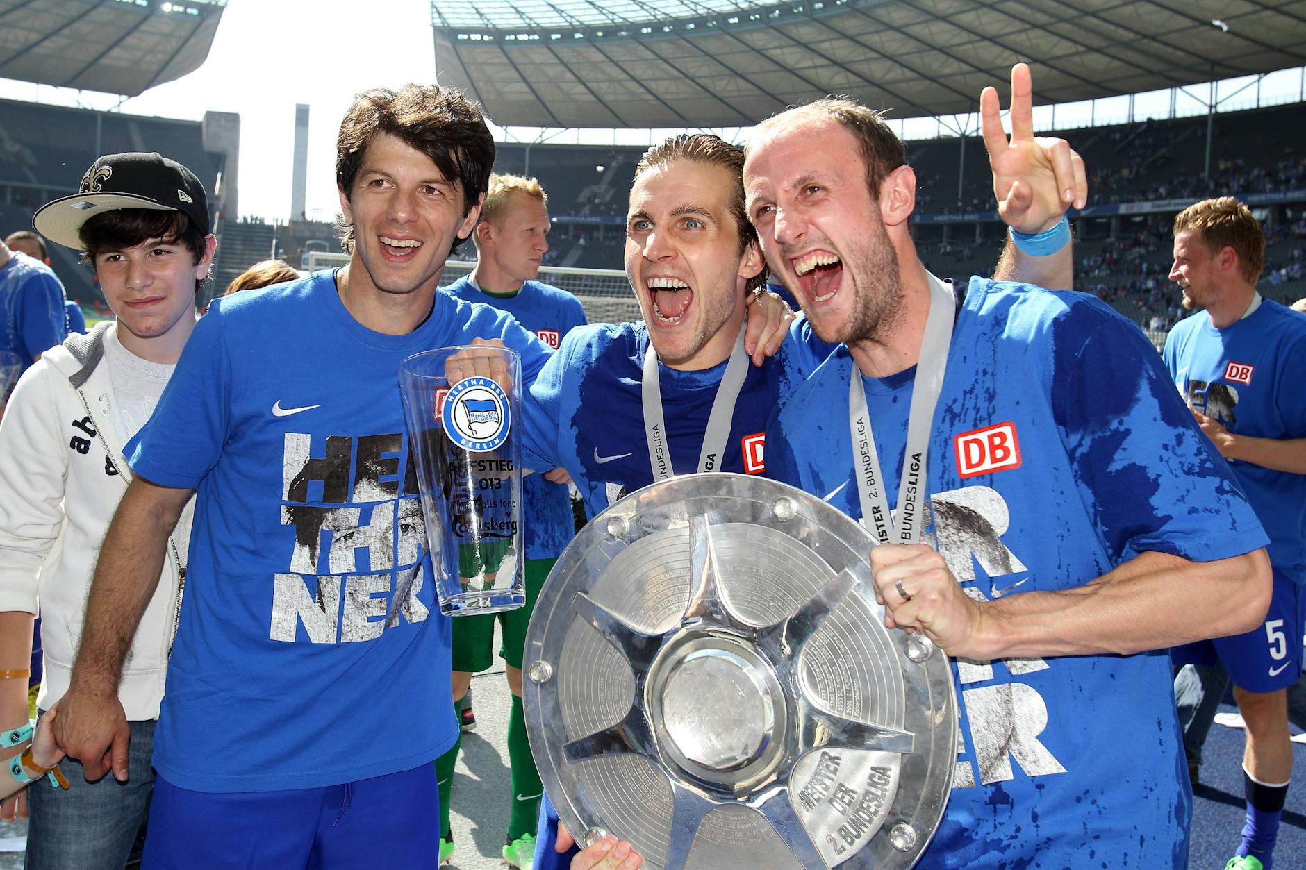 Peter Pekarik (36) spielt seit 2012 für Hertha BSC, feierte 2013 gemeinsam mit Levan Kobiashvili (l.) und Roman Hubnik (r.) bereits den Bundesliga-Aufstieg.