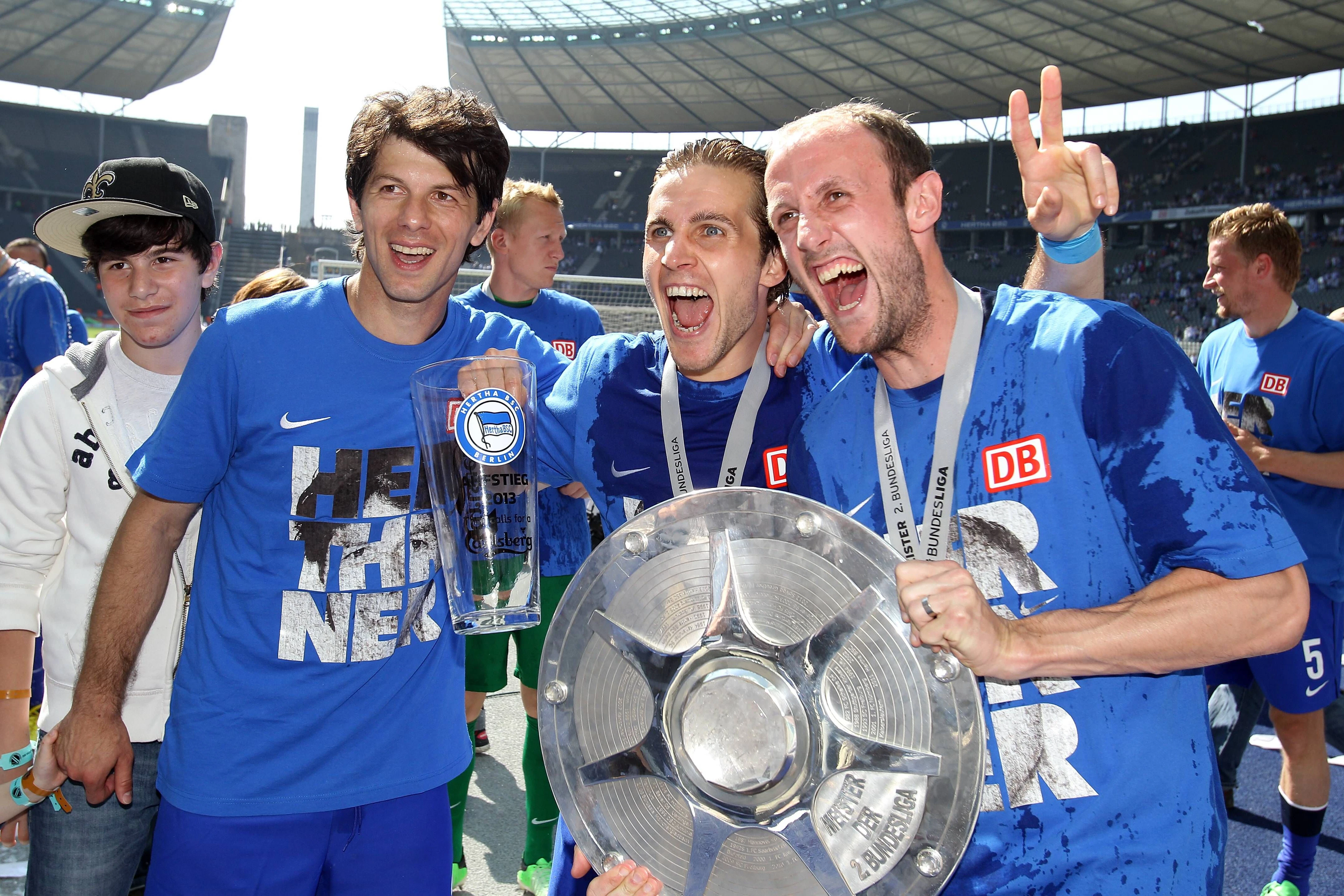 Peter Pekarik (36) spielt seit 2012 für Hertha BSC, feierte 2013 gemeinsam mit Levan Kobiashvili (l.) und Roman Hubnik (r.) bereits den Bundesliga-Aufstieg.