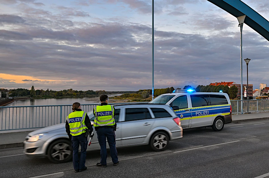 dpatopbilder - Die Bundespolizei hat am deutsch-polnischen Grenzübergang Stadtbrücke zwischen Frankfurt (Oder) und Slubice mit festen Kontrollen begonnen.  