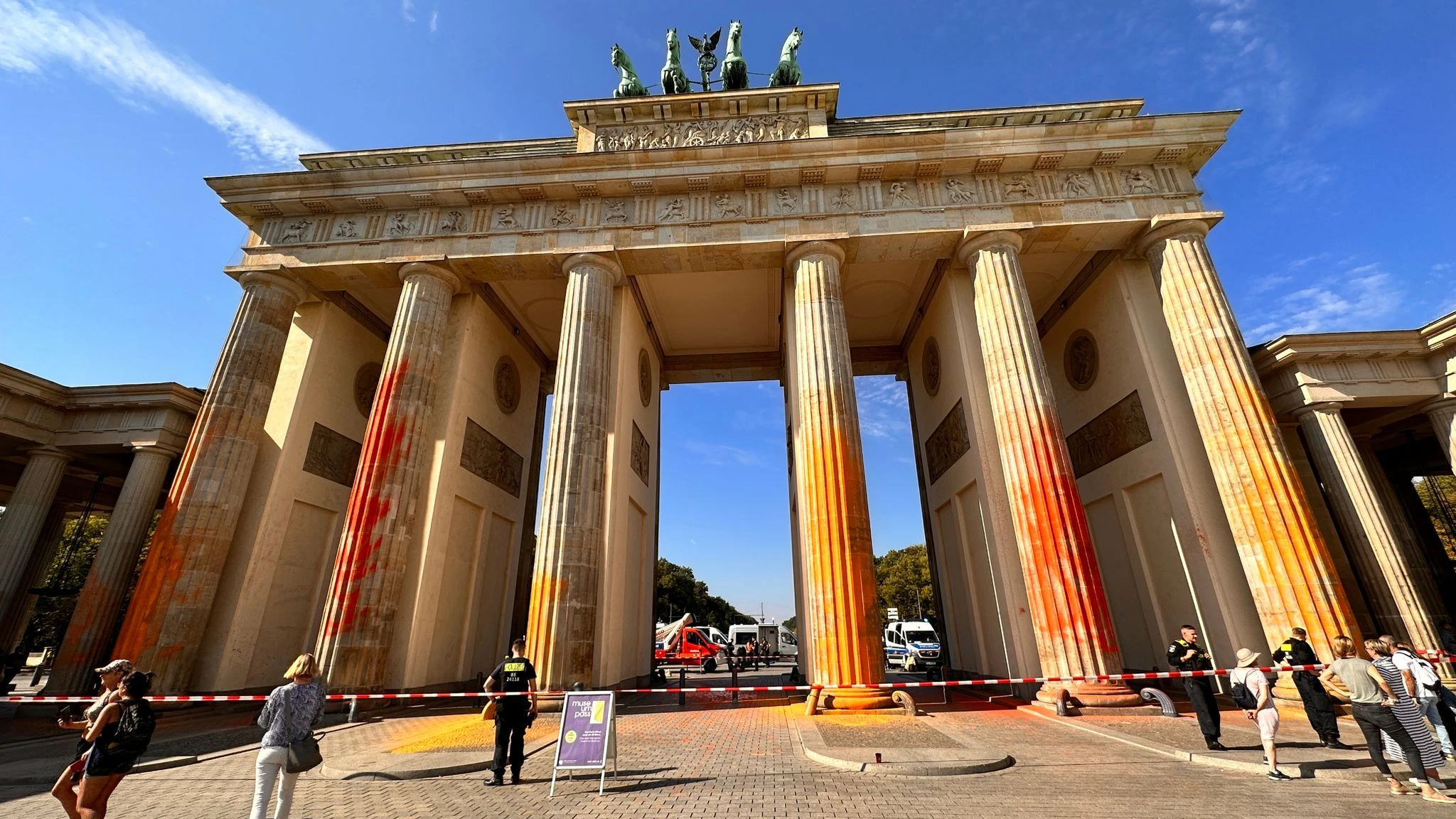 Mitglieder der Klimaschutzgruppe Letzte Generation hatten am 17. September alle Säulen des Brandenburger Tors mit oranger Farbe besprüht.