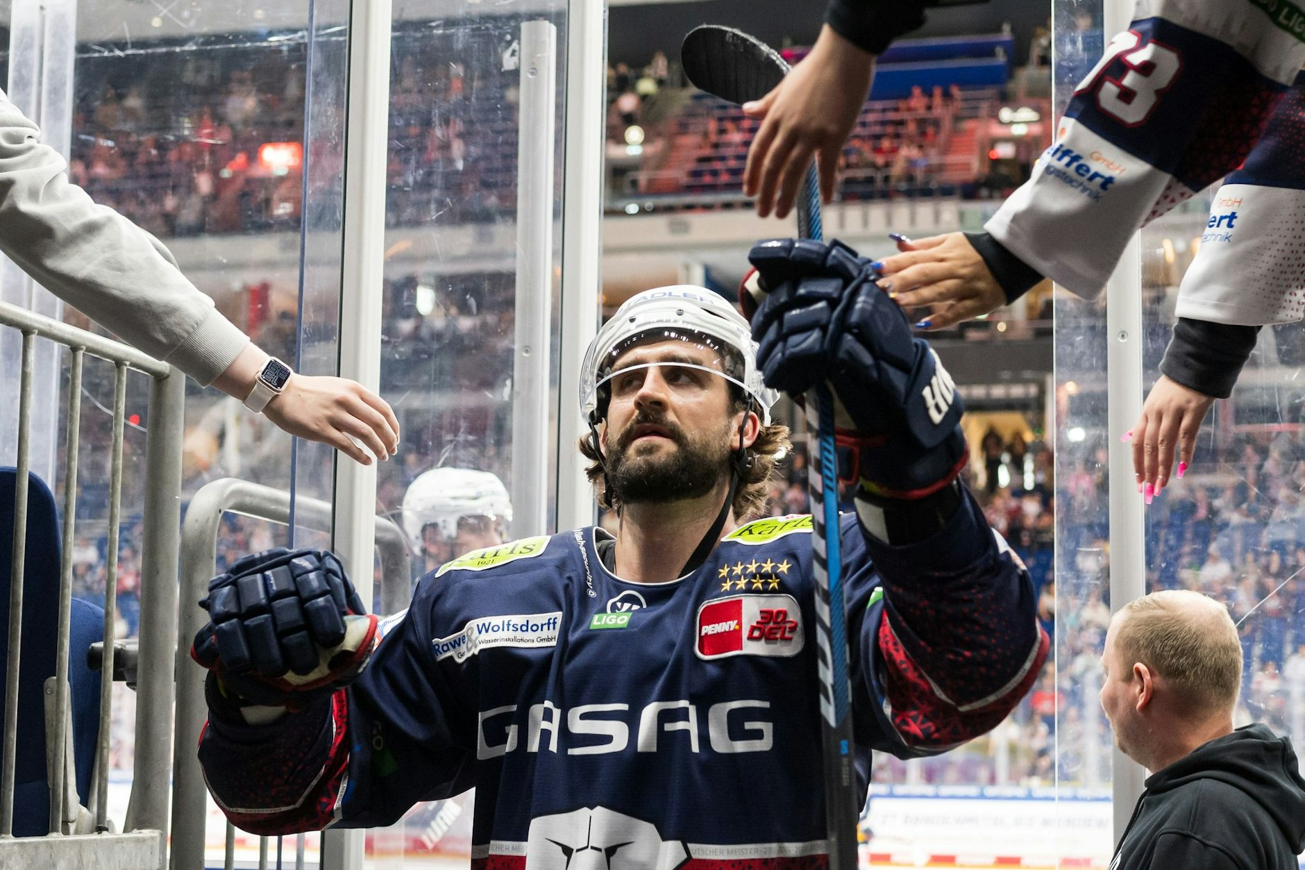 Eisbären freuen sich Alter Kumpel macht auch Julian Melchiori stark