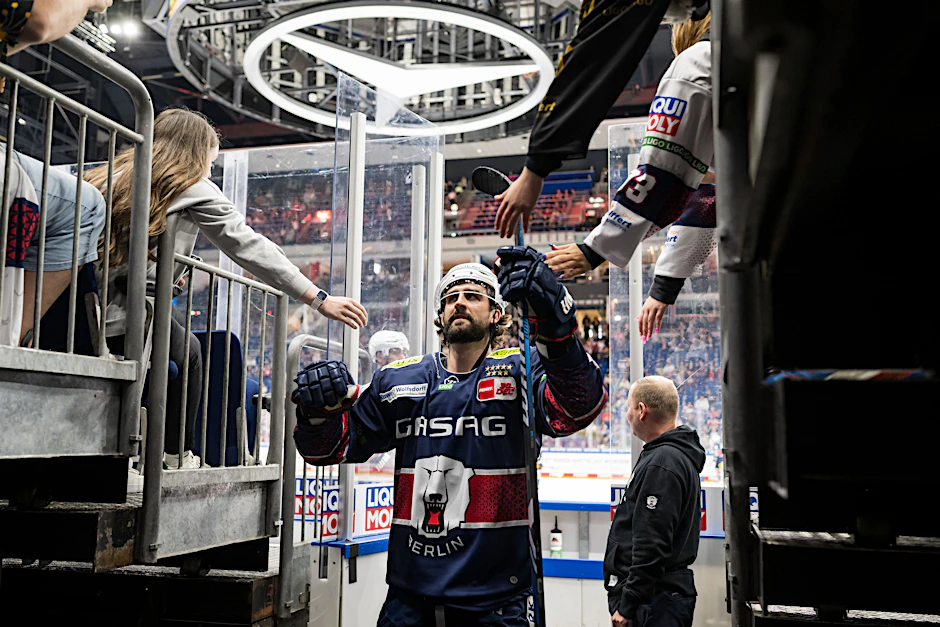 So soll es sein: Julian Melchiori klatscht auf dem Weg in die Kabine mit Eisbären-Fans ab.&nbsp;