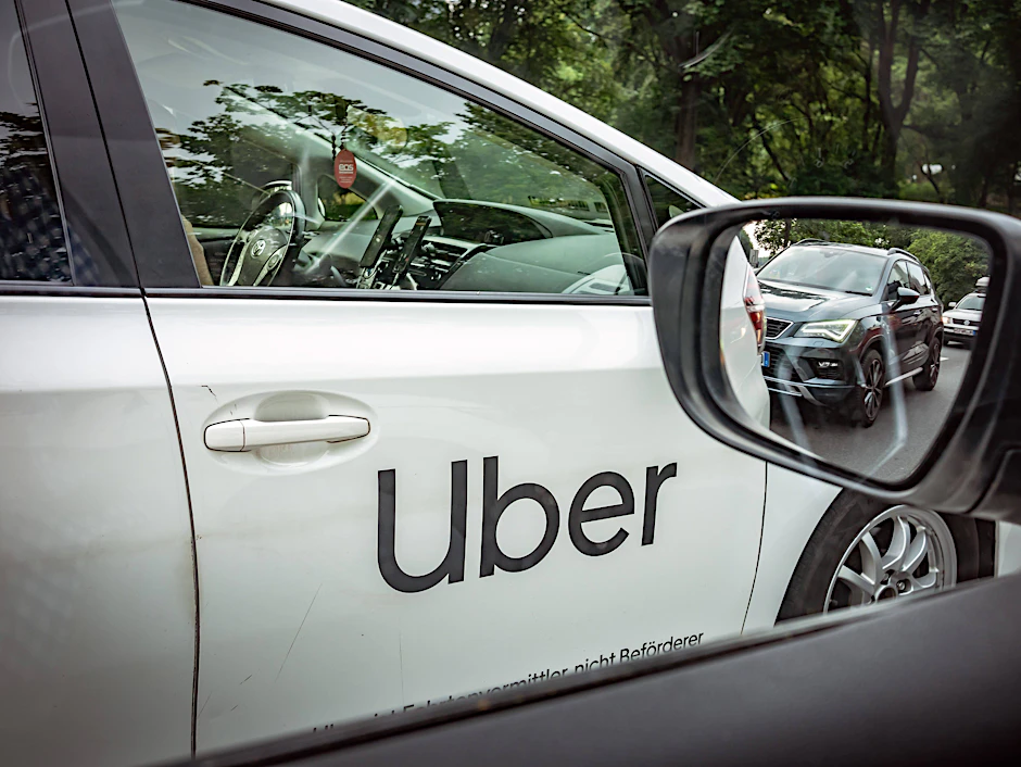 Taxi-Konkurrenz: Bei Vertriebsplattformen wie Uber können per App Mietwagen mit Chauffeur gebucht werden. Die Fahrpreise liegen meist deutlich unter den Taxitarifen.