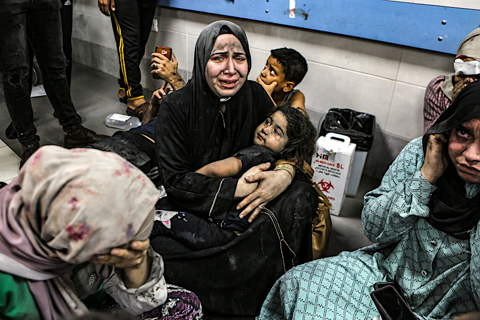 Im Ahli-Arab-Krankenhaus verwundete Palästinenser sitzen auf dem Boden des Al-Shifa-Krankenhauses in Gaza-Stadt im zentralen Gazastreifen.