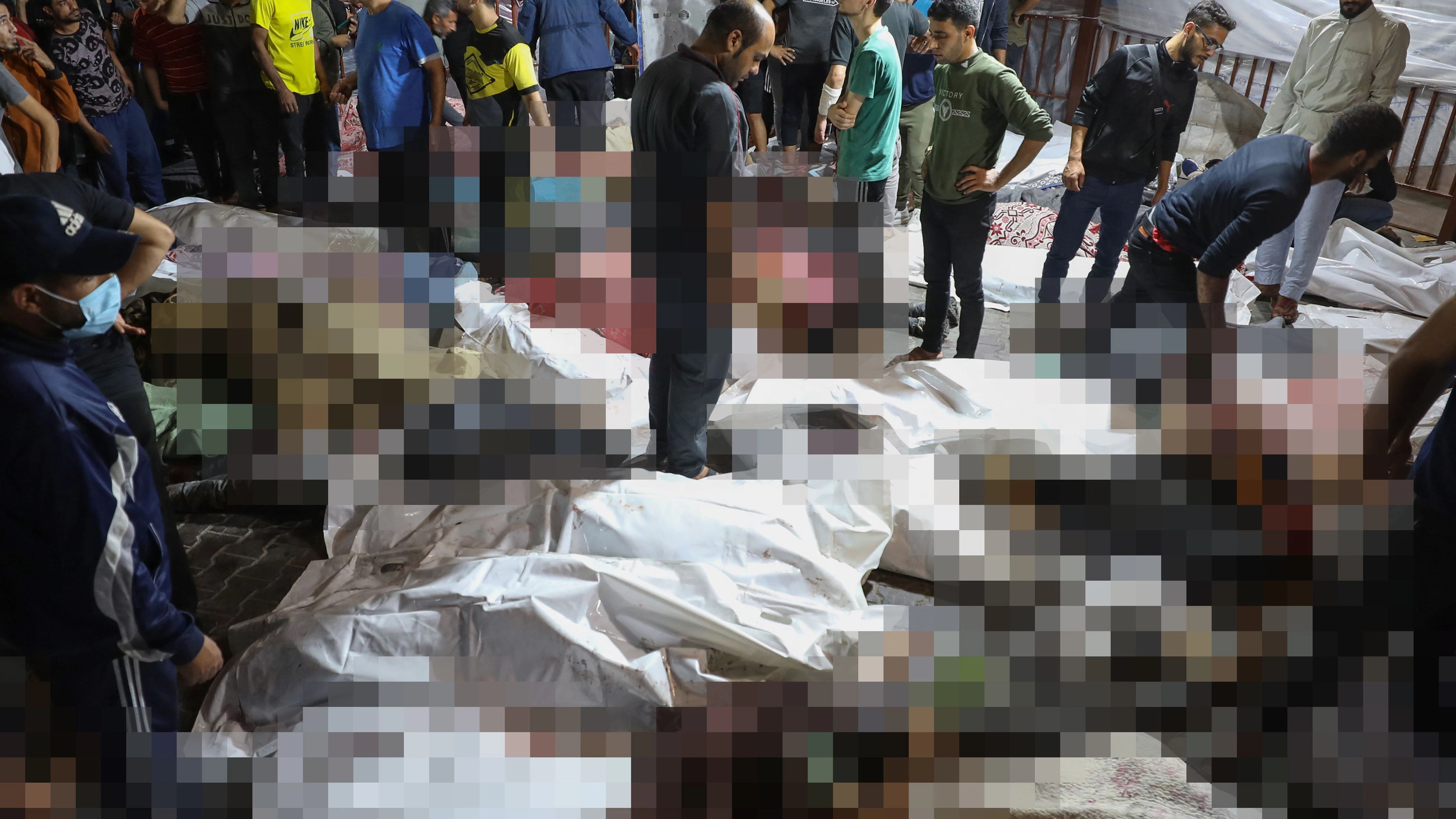 Menschen stehen bei getöteten Opfern eines Angriffs auf das Krankenhaus Ahli Arab in Gaza. (Der Berliner KURIER hat das Foto aus Respekt vor den Opfern bearbeitet).&nbsp;