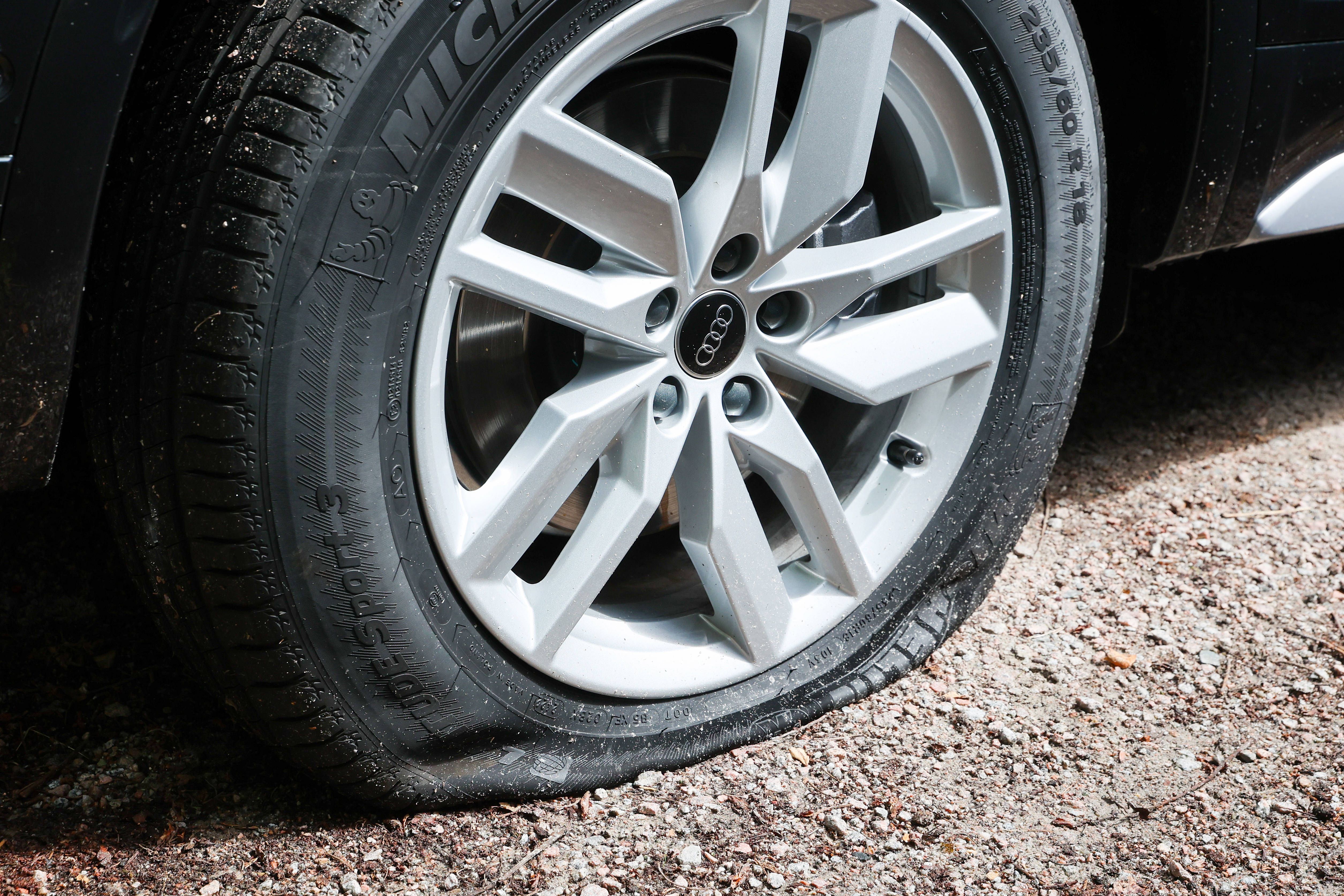 Zehlendorf: Aktivisten von Tyre Extinguishers lassen Luft aus zahlreichen Autoreifen