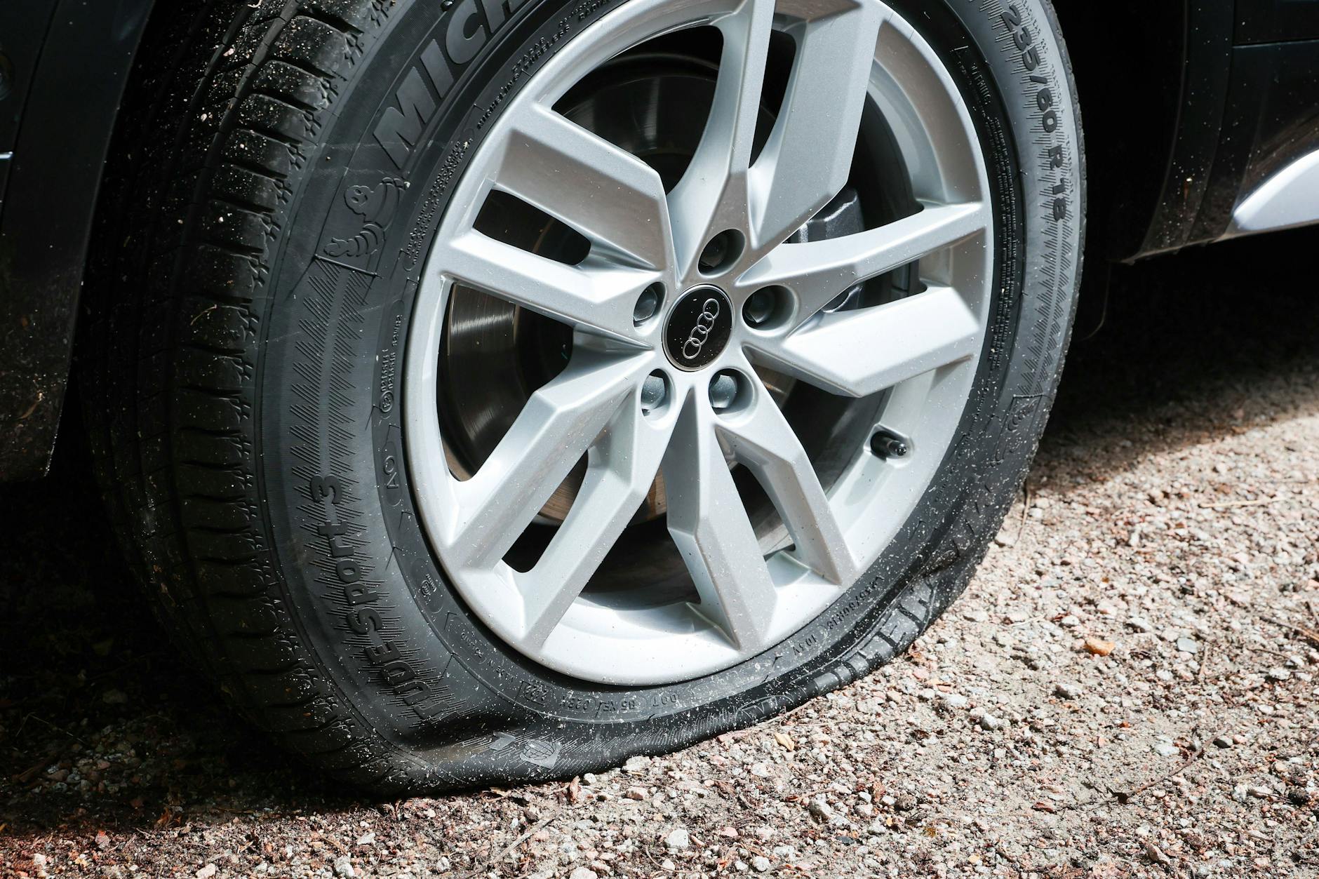 Widerstand gegen SUVs: Die Aktivistengruppe Tyre Extinguishers lässt bei Autoreifen die Luft raus.