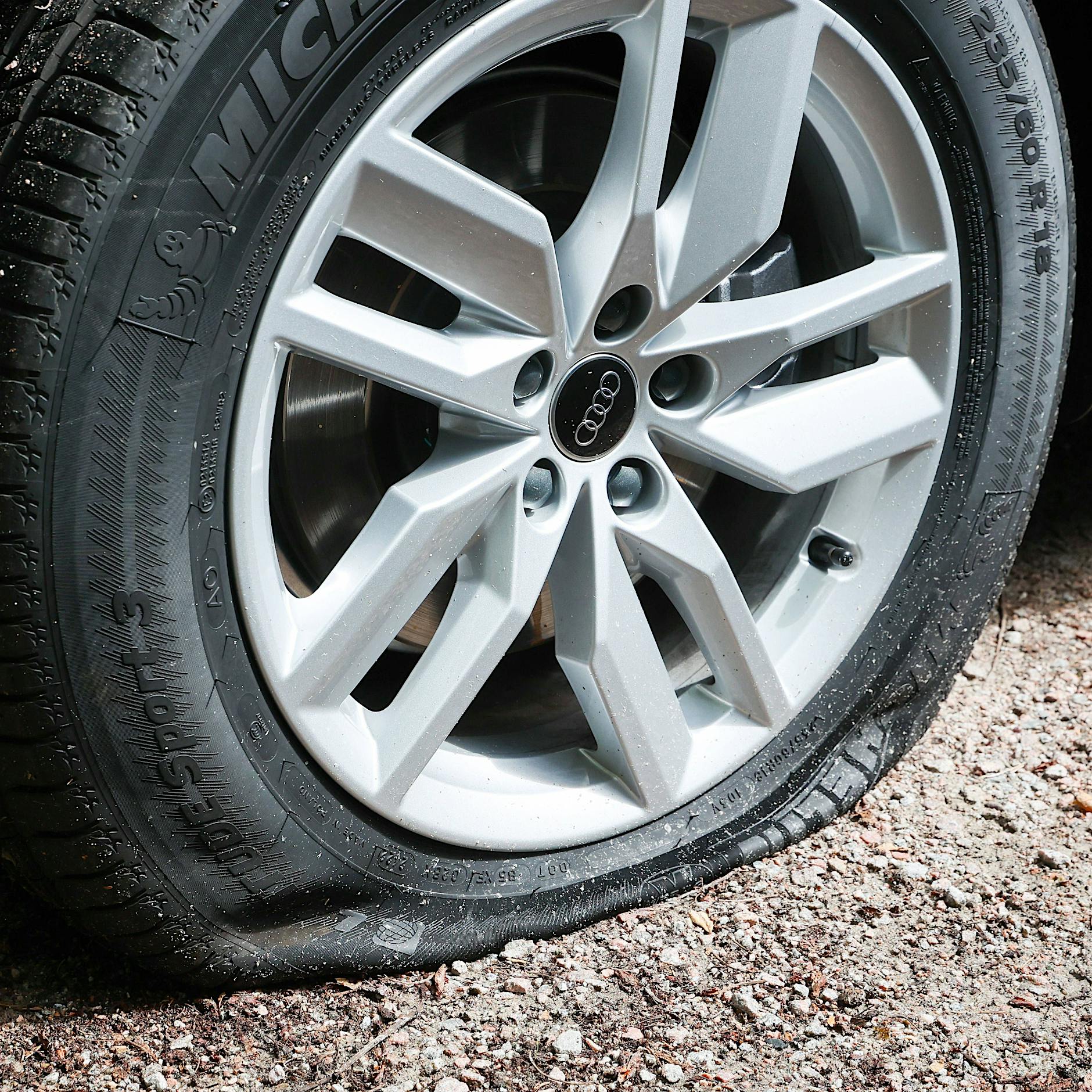 Zehlendorf: Aktivisten von Tyre Extinguishers lassen Luft aus zahlreichen Autoreifen