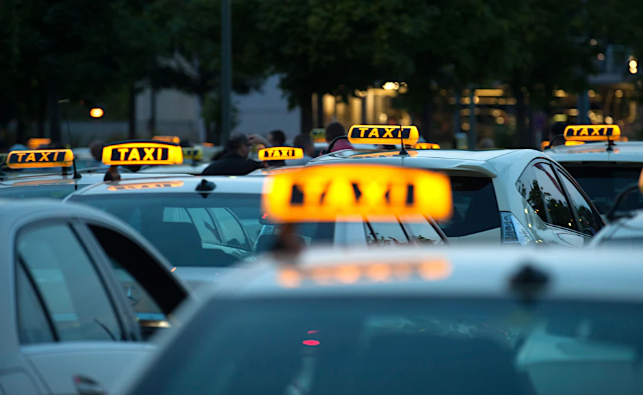 Warten auf Fahrgäste: Taxis in Berlin stehen am Straßenrand. Im Januar 2024 waren rund 5600 Taxikonzessionen vergeben. 2019 waren allerdings in Berlin mehr als 8000 Taxis gemeldet.