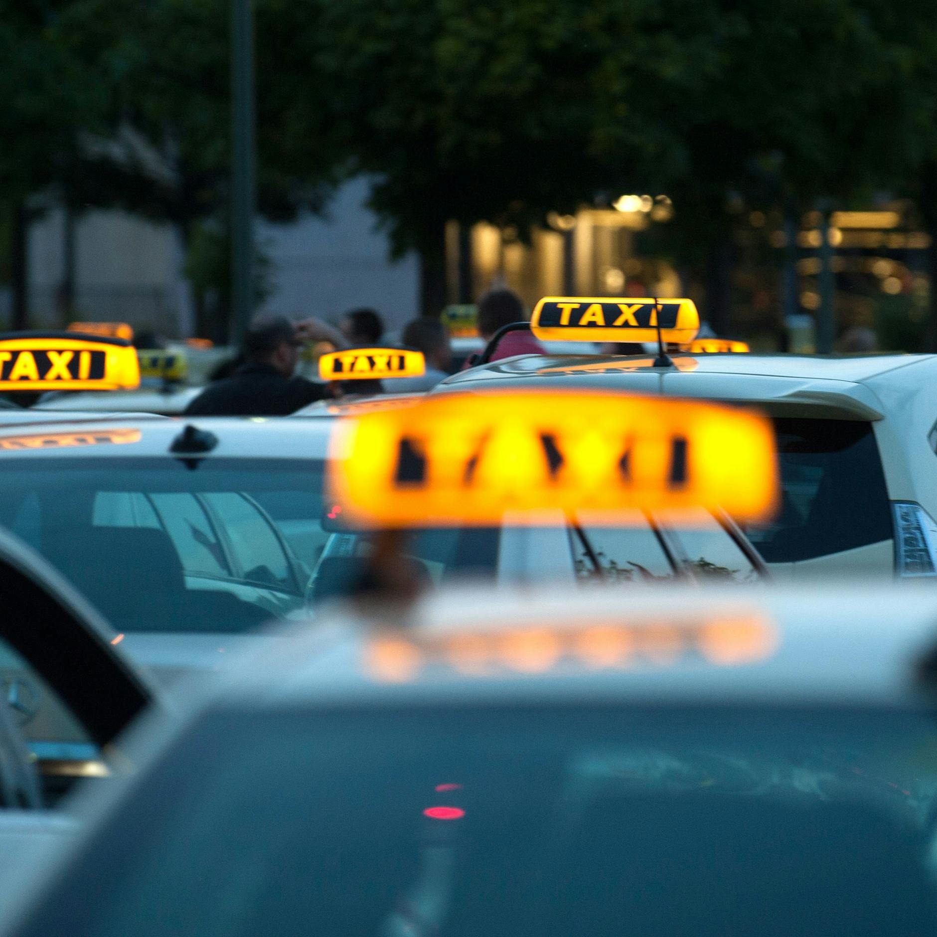 Image - Taxis in Berlin zum Festpreis: Senat will Branche im Kampf gegen Uber, Bolt & Co. stärken