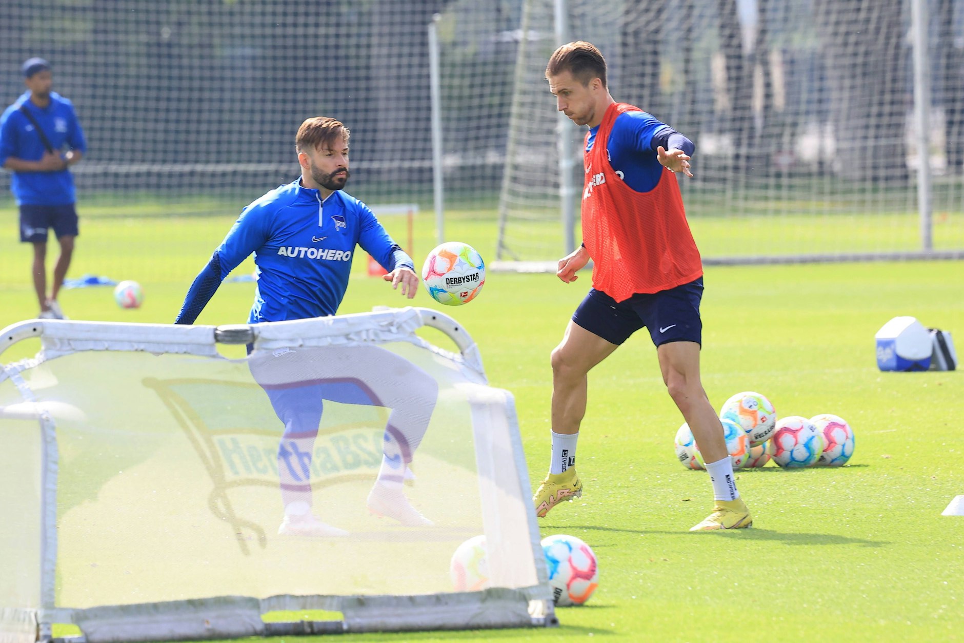 Standen bis zum Sommer jahrelang gemeinsam für Hertha BSC auf dem Platz: Marvin Plattenhardt (31) und Peter Pekarik (36, r.).&nbsp;