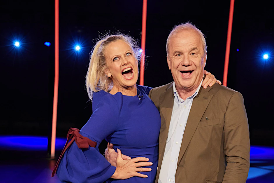 ARCHIV - Barbara Schöneberger und Hubertus-Meyer Burckhardt sind die Gastgeber der «NDR Talk Show».  
