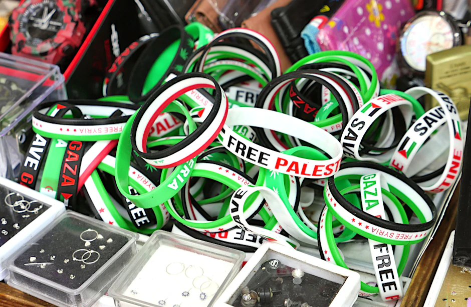 Um den Schulfrieden zu schützen, dürfen Schulen palästinensische Symbole verbieten. Dazu gehören auch Armbänder und Sticker mit dem Schriftzug „Free Palestine“.