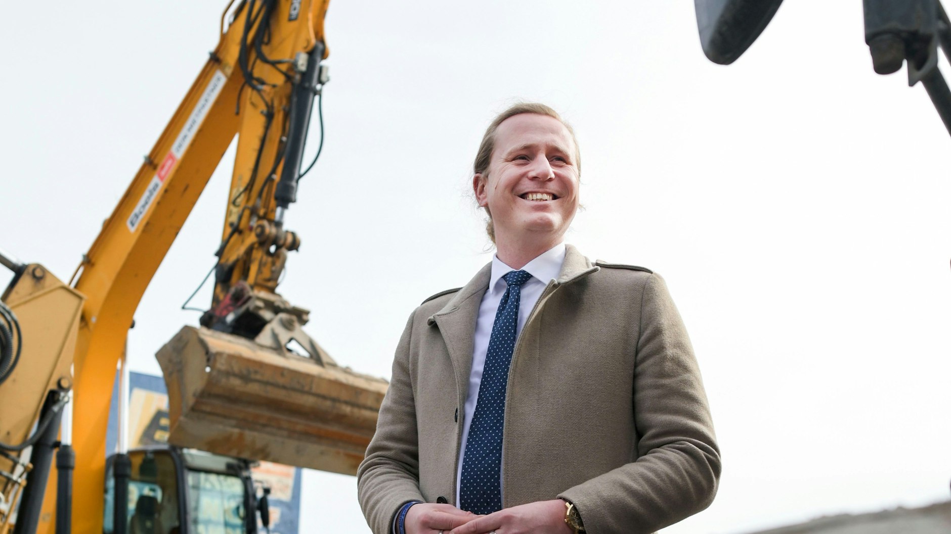 Baustadtrat Kevin Hönicke bei einem Termin auf der Baustelle