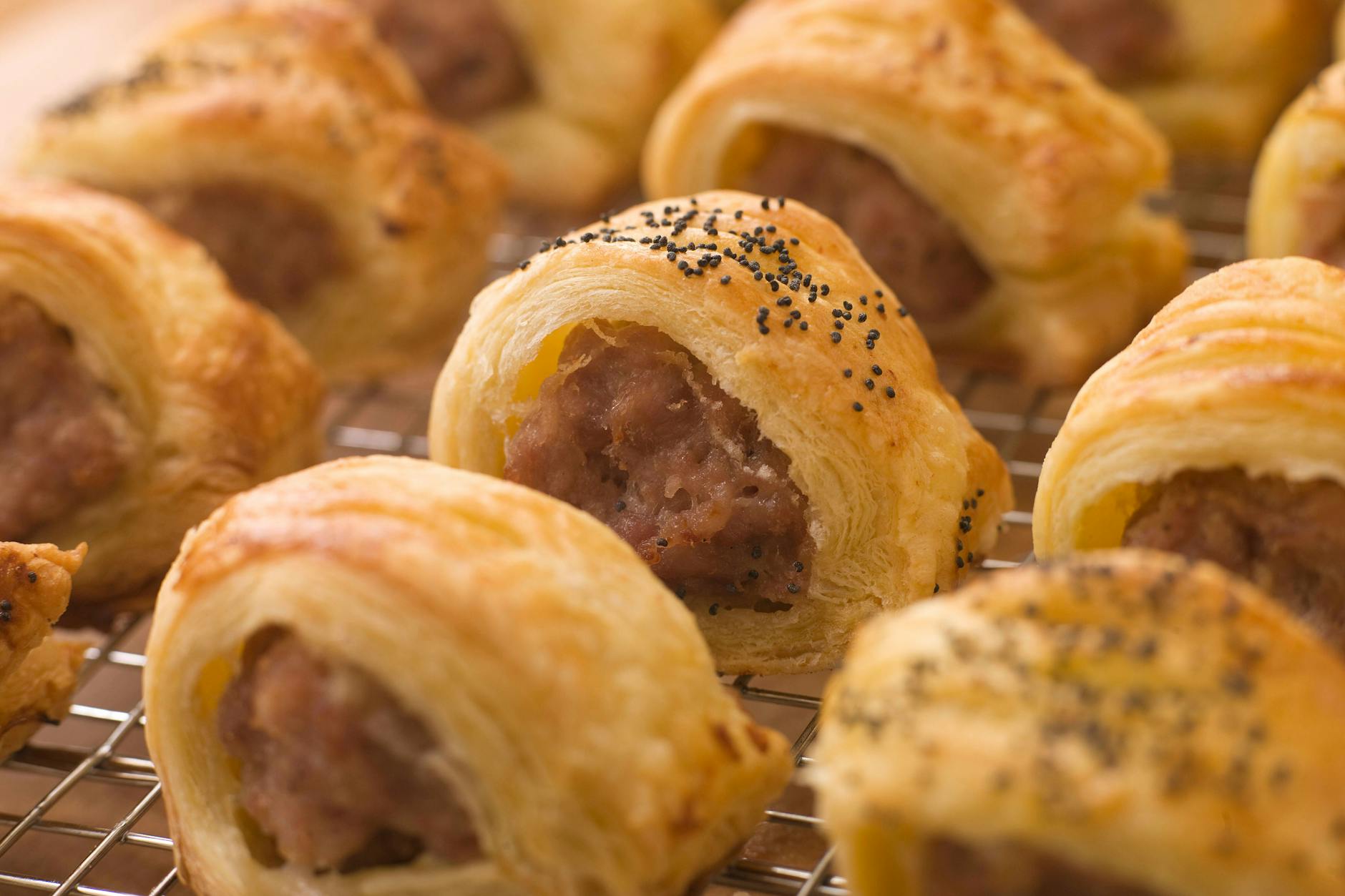 Würstchen im Schlafrock: Oma hat statt Würstchen Hackepeter für das Gericht mit dem etwas ulkigen Namen verwendet. 