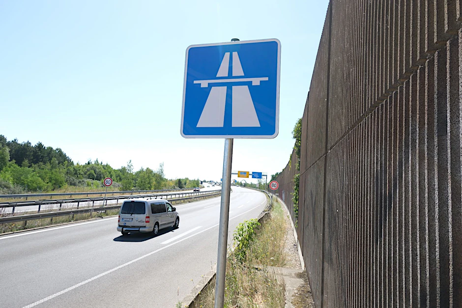 Verkehrsteilnehmer haben am Dienstag auf der A93 einen Mann gesehen, der auf seinem Fahrrad unterwegs war. Sie alarmierten die Polizei.