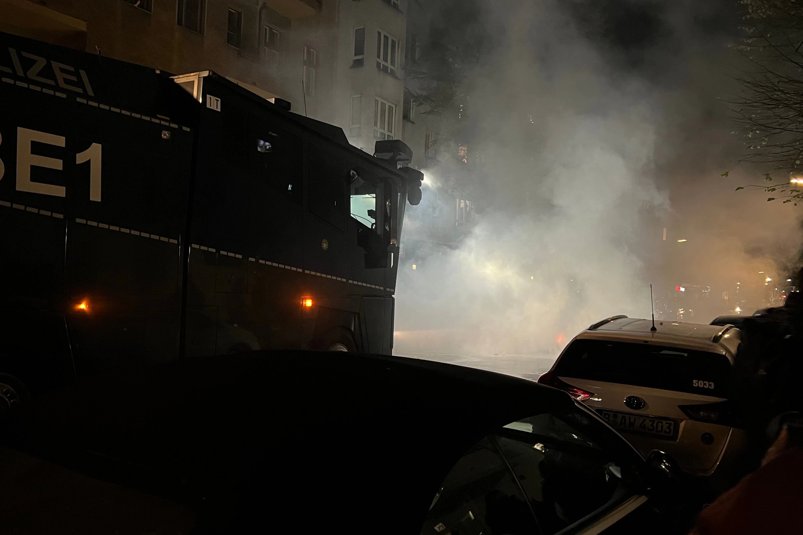 Die Polizei bringt einen Wasserwerfer zum Einsatz.