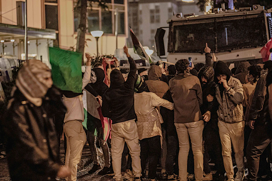 Türkische Demonstranten vor dem israelischen Konsulat in Istanbul