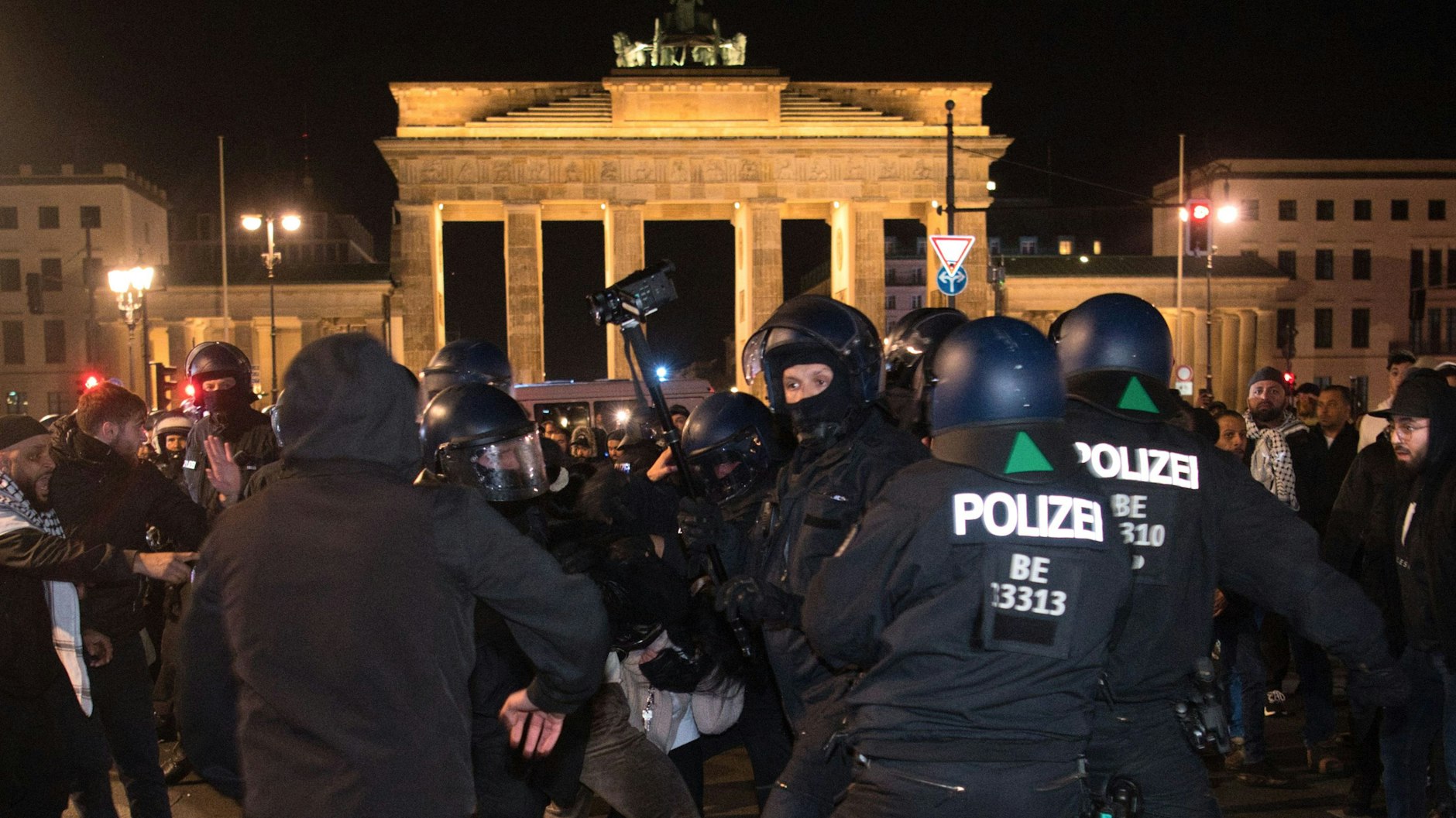 Palästinenser sowie deren Unterstützer streiten sich mit der Polizei vor dem Brandenburger Tor.&nbsp;