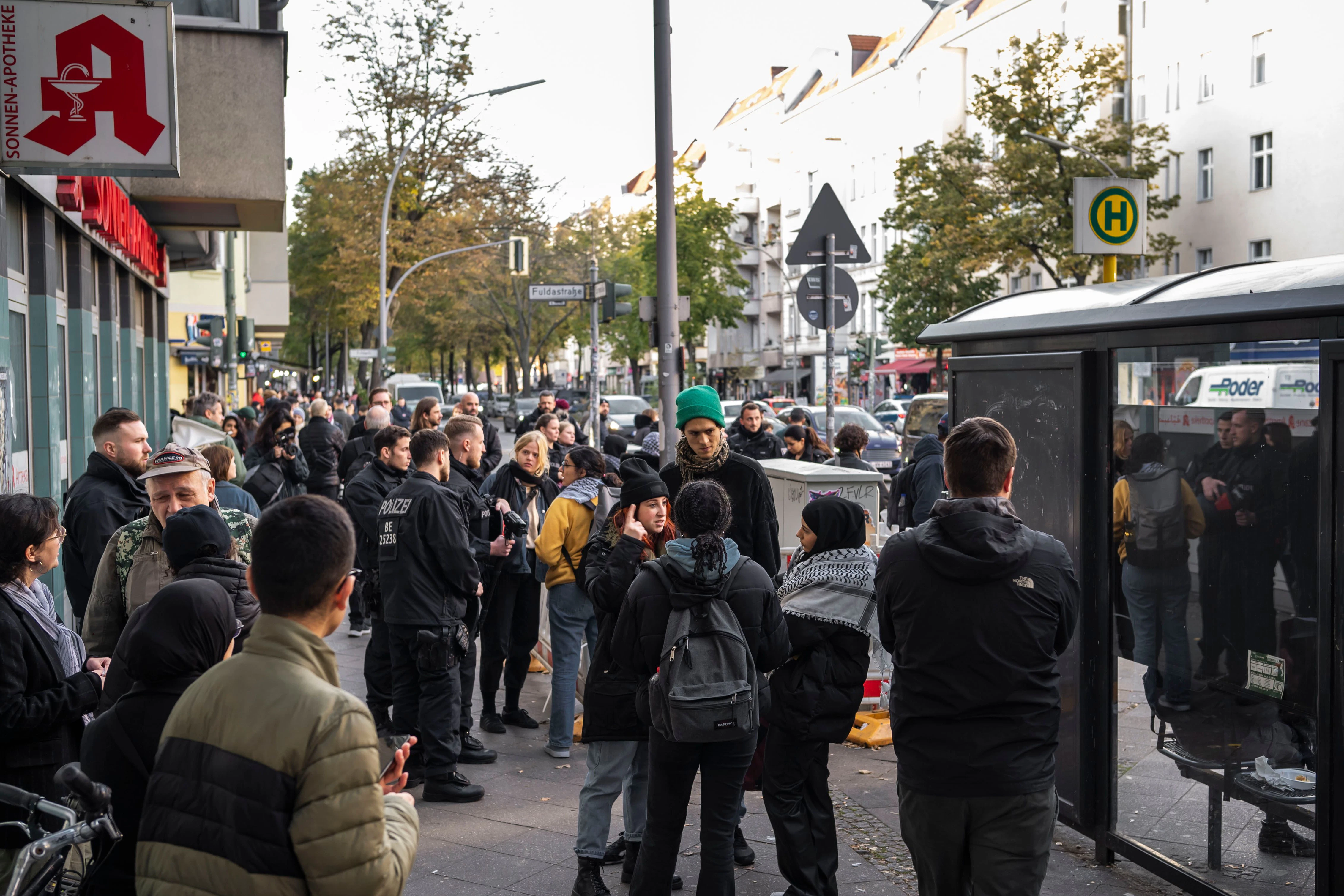 Polizei und Demonstranten in Berlin-Neukölln – hier noch bei den Vorbereitungen.