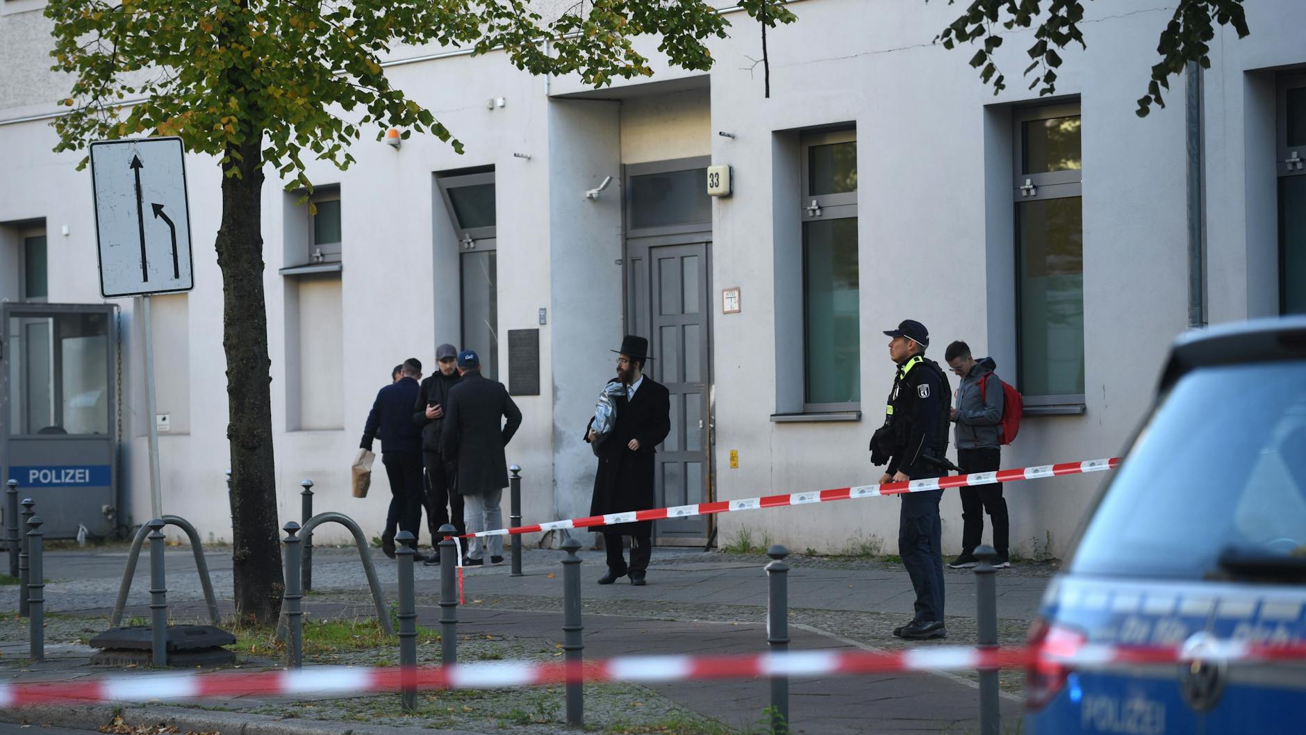 Die Polizei sichert das Gemeindehaus in der Brunnenstraße. 