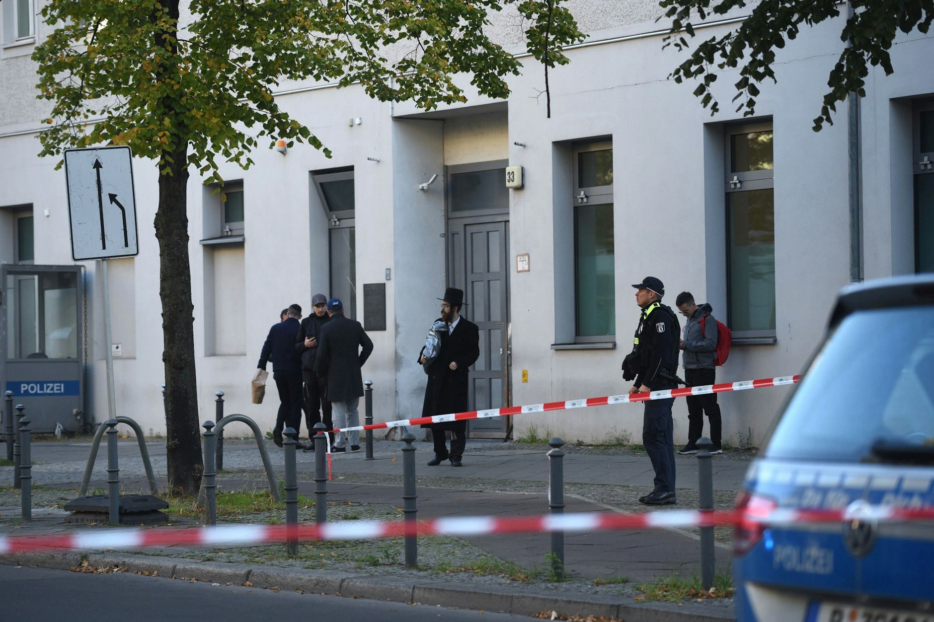 Nach dem versuchten Brandanschlag auf eine jüdische Einrichtung in der Brunnenstraße sichert die Polizei die Umgebung.