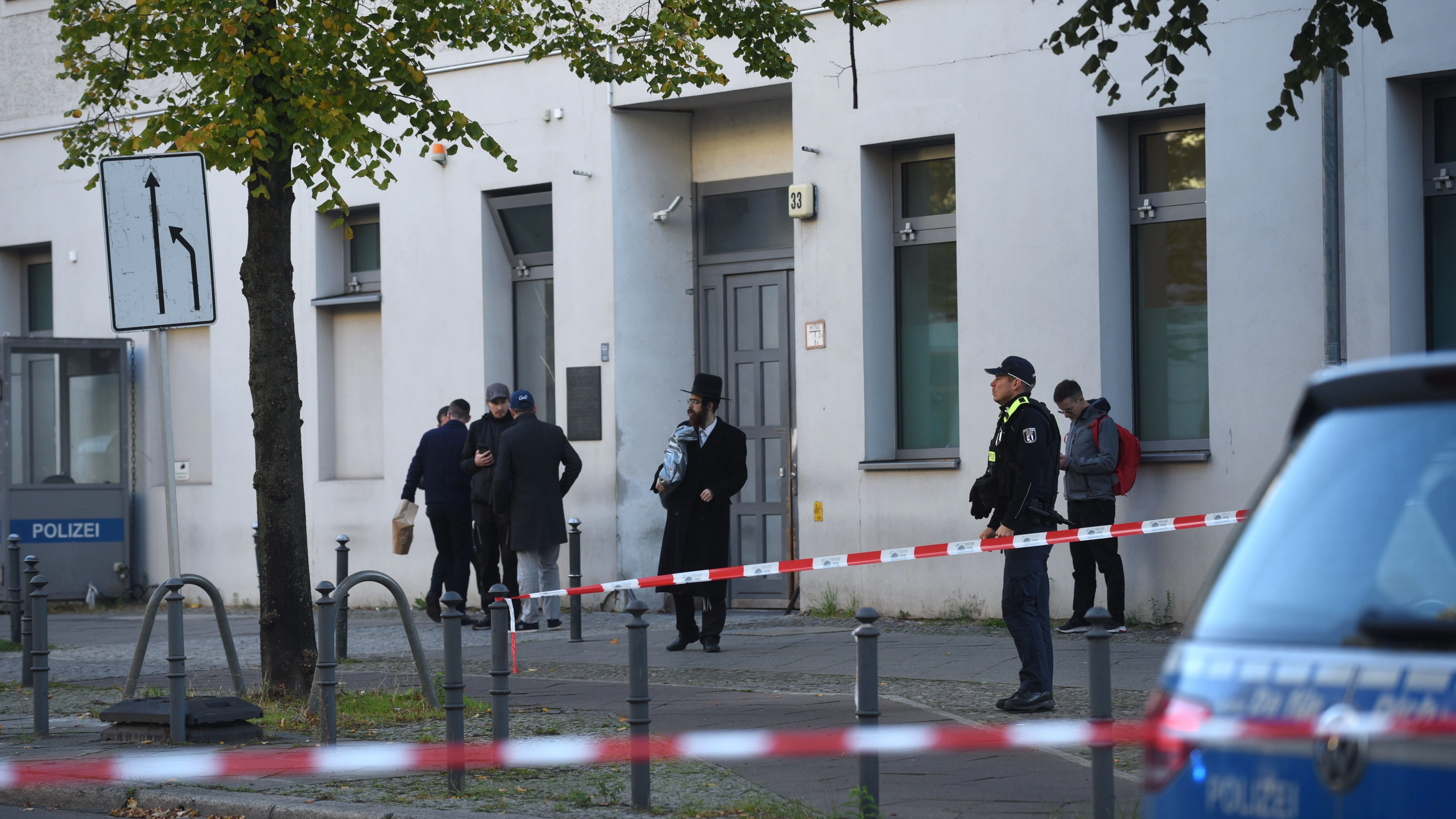 Die Polizei sichert das Gemeindehaus in der Brunnenstraße.&nbsp;