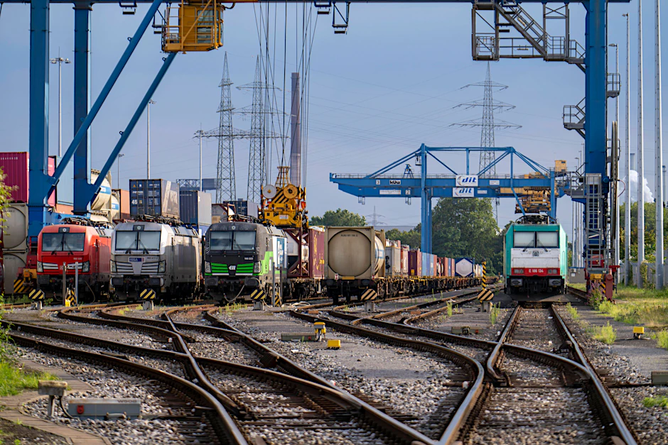 Lokomotiven von Containerzügen im Duisburger Hafen. Der Hafen knüpft an das chinesische Projekt Neue Seidenstraße an.