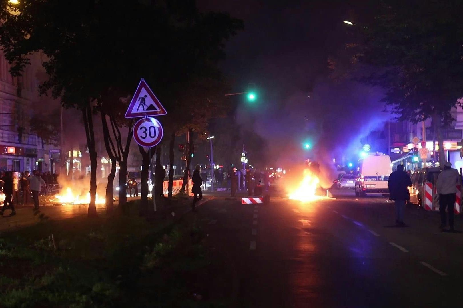 Auf der Sonnenallee brannten Barrikaden. Die Polizei ging gegen Randalierer vor.