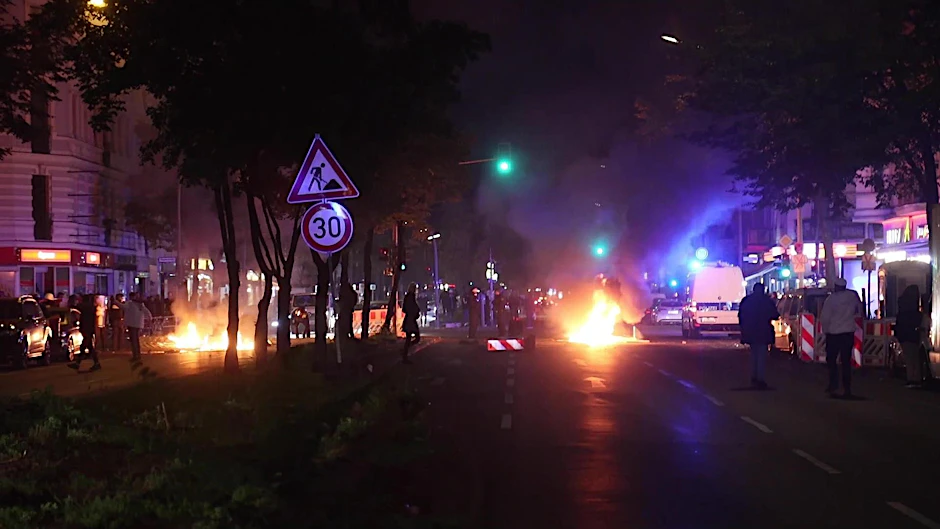 Auf der Sonnenallee brannten Barrikaden. Die Polizei ging gegen Randalierer vor.