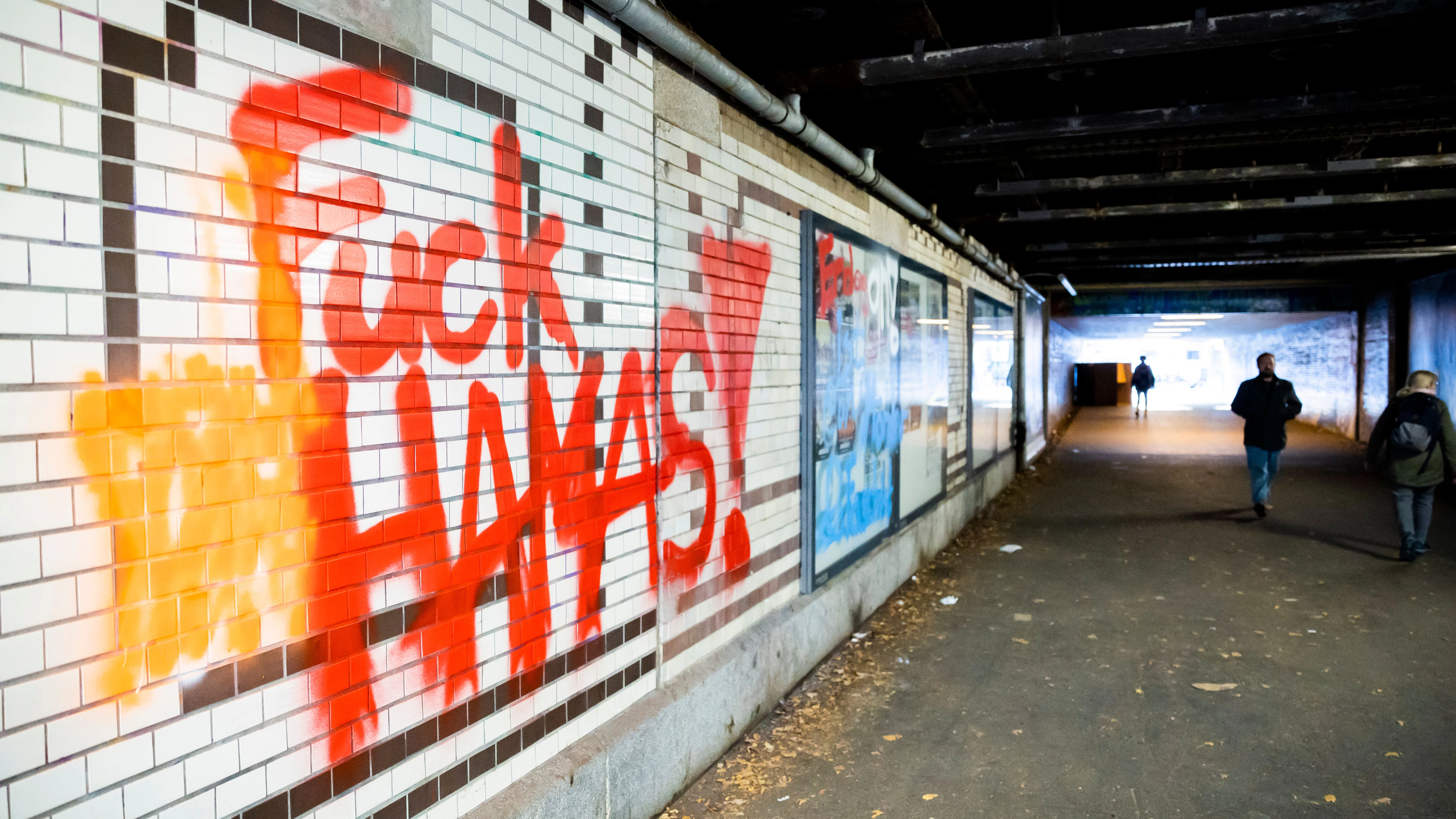 "Fuck Hamas" steht in der Unterführung des S-Bahnhofs Berlin-Friedenau an einer Wand.