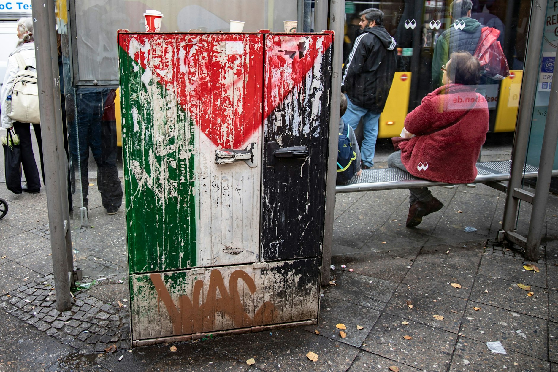 Palästinensische Flagge an einer Bushaltestelle auf der Sonnenallee in Berlin-Neukölln.