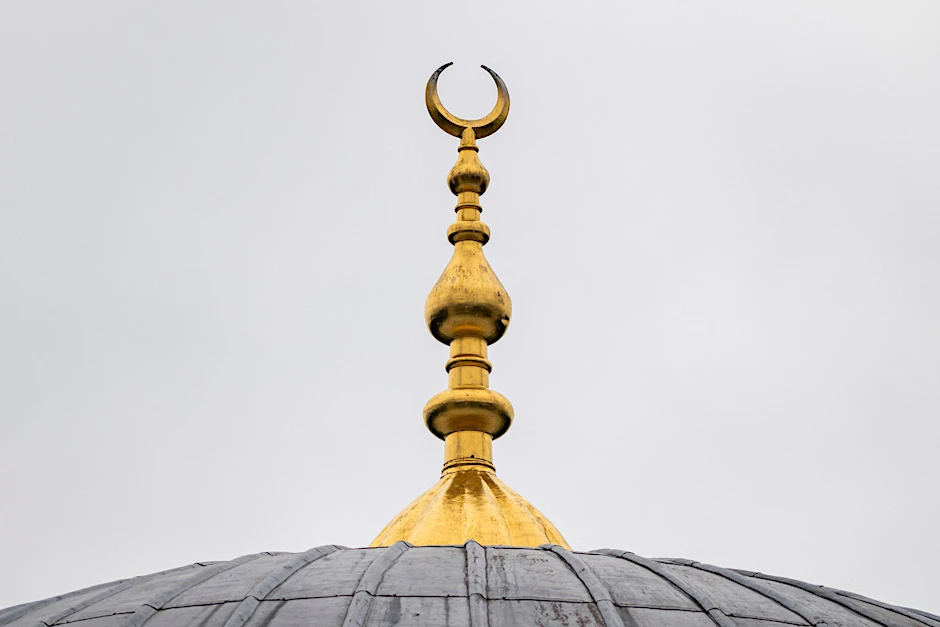 ARCHIV - Auf dem Dach einer Moschee ist eine Mondsichel angebracht.  