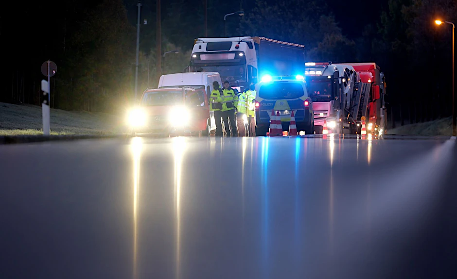 dpatopbilder - Bundespolizisten kontrollieren nahe der deutsch-tschechischen Grenze einen LKW.  