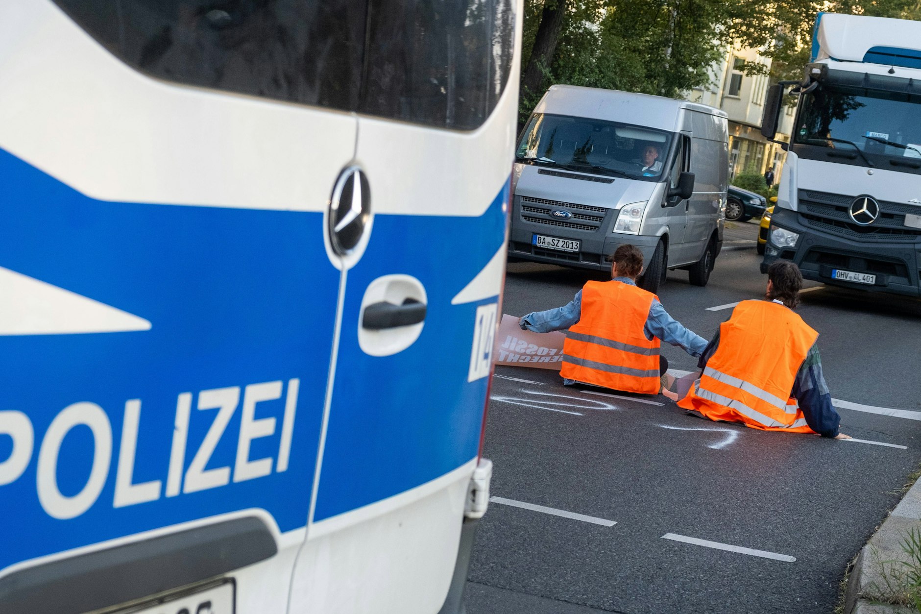 Warnwesten auf Asphalt: die Letzte Generation im typischen Workwear-Chic.