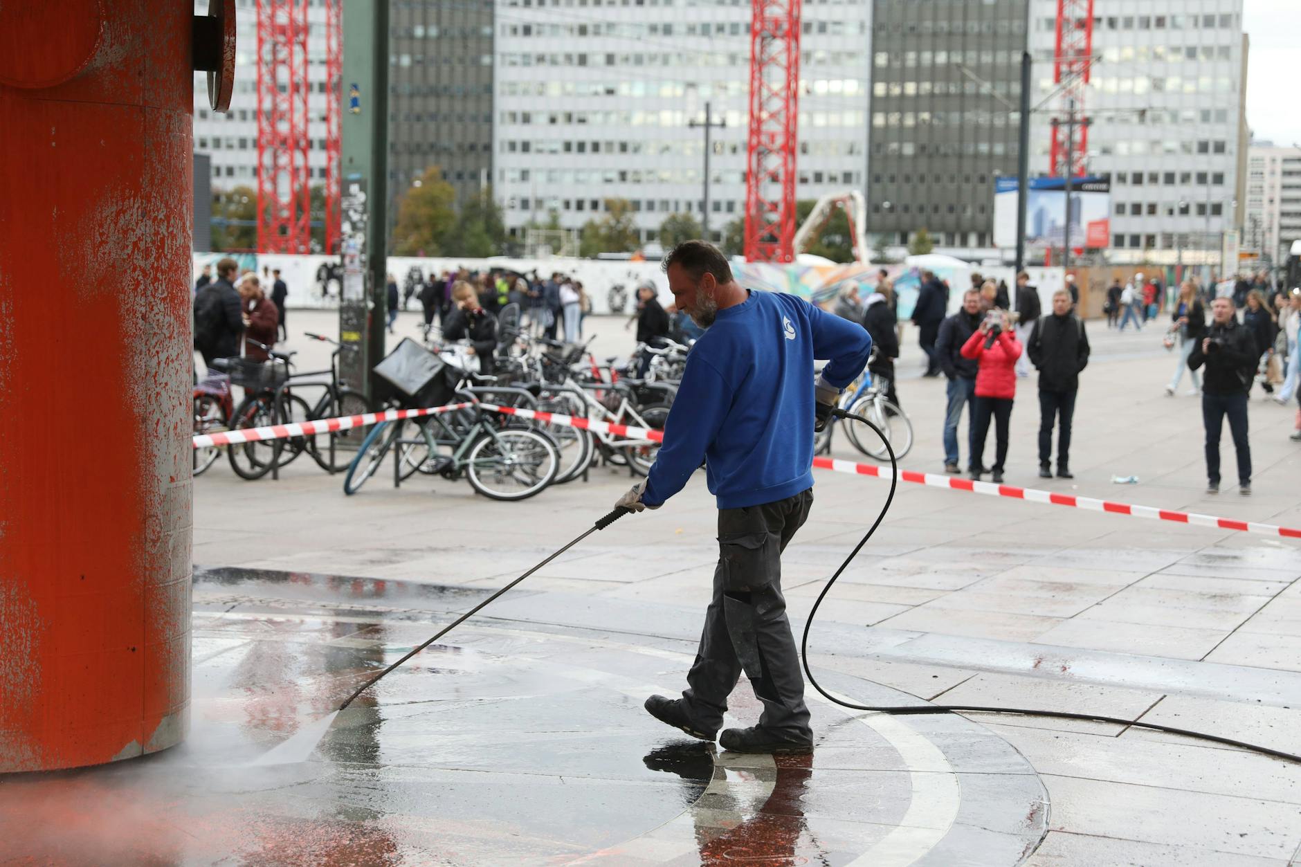 Am Nachmittag nach dem Farbanschlag der Letzten Generation beginnen die Reinigungsarbeiten an der Weltzeituhr. 