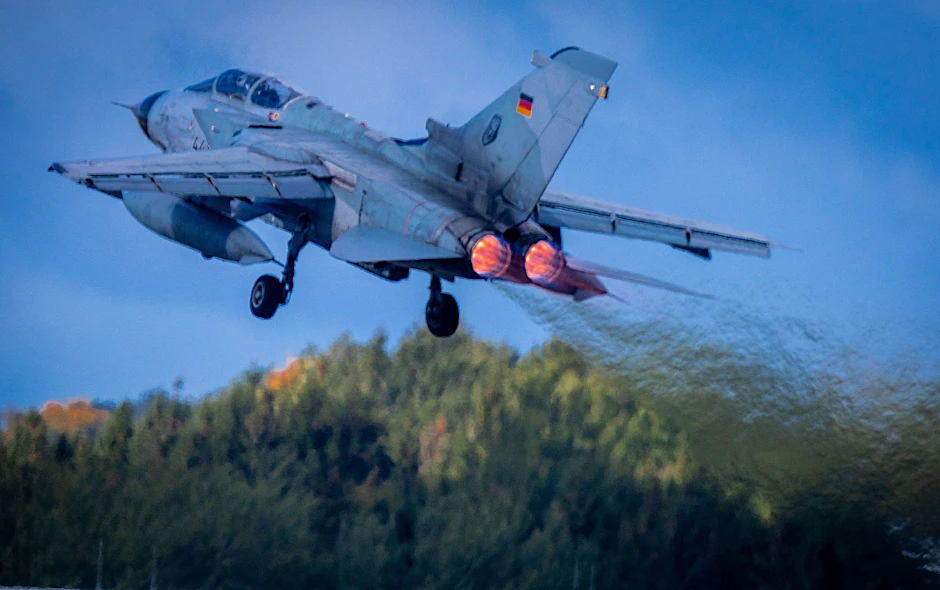 Ein Tornado-Kampfflugzeug startet während der Übung "Baltic Hunter 2023" vom Flugplatz.  