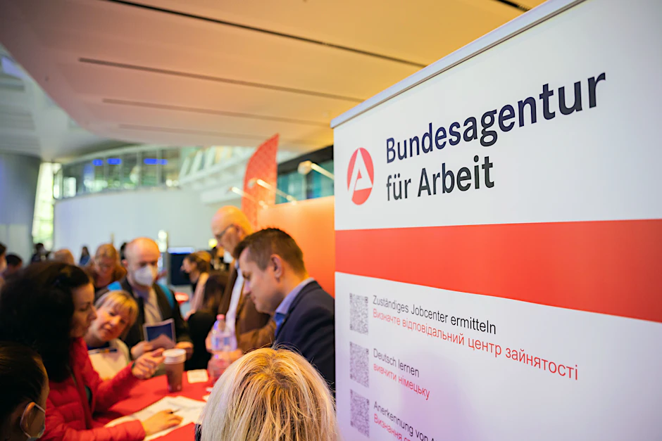 Ukrainische Geflüchtete bei einer Jobmesse in Berlin.&nbsp;