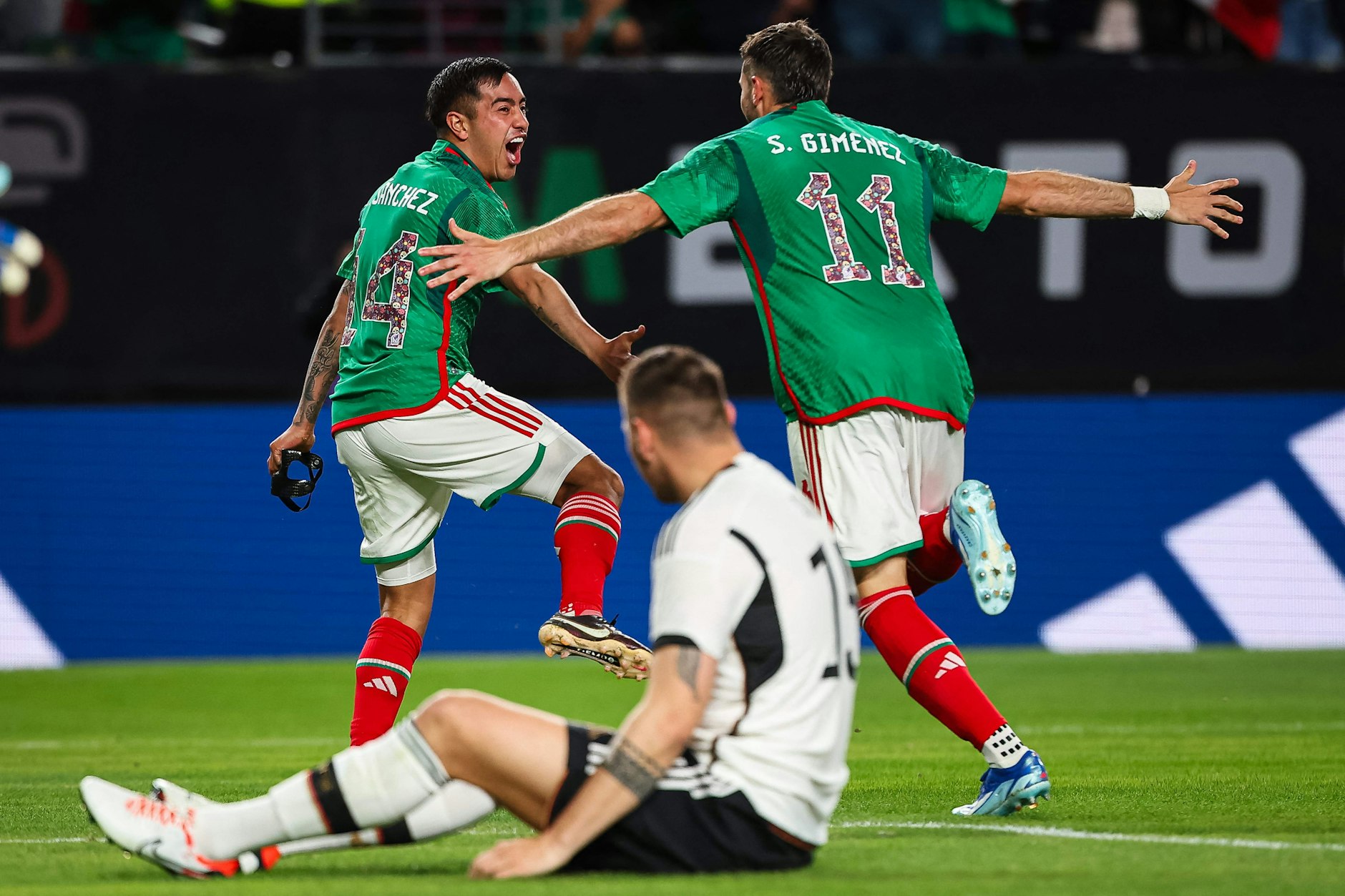 Mexiko jubelt, die deutsche Abwehr schaut zu.