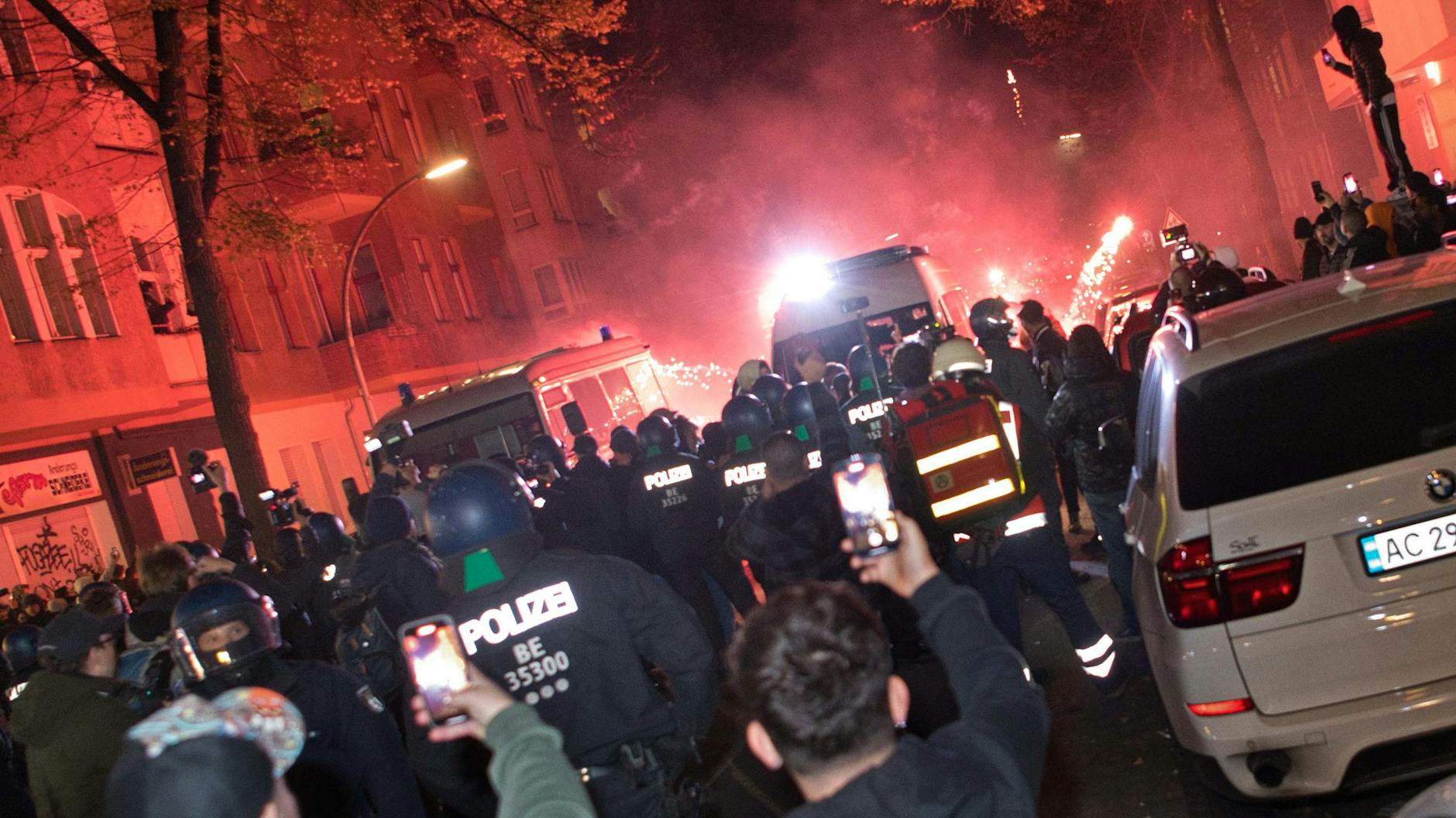 Pro-Palästina-Demonstranten zünden in der Nähe der Sonnenallee im Bezirk Neukölln Pyrotechnik. Es wurden auch Steine und Flaschen auf Polizistinnen und Polizisten geworfen. 