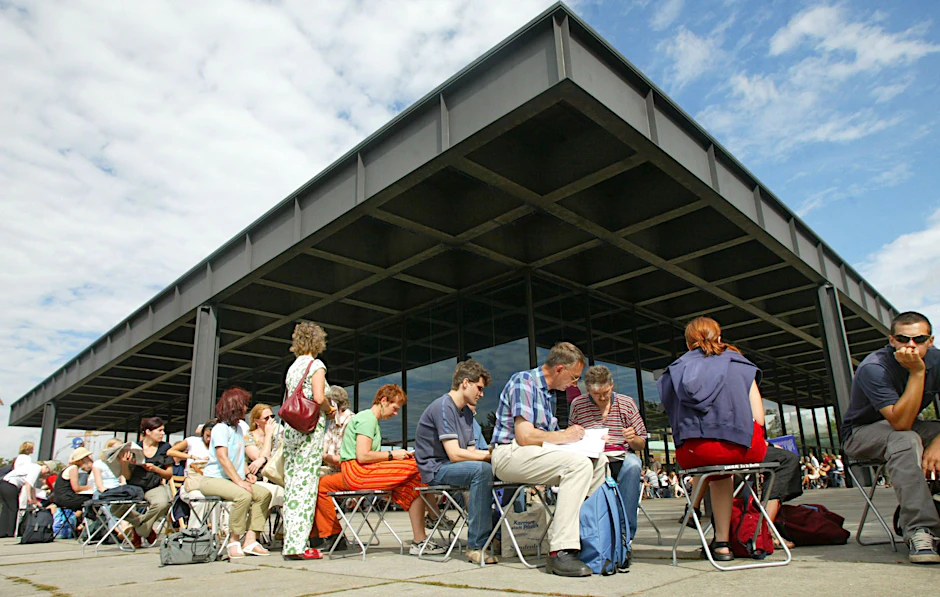 Legendäre Schlange in Berlin: Im Sommer 2004 warten Besucher der MoMA-Ausstellung vor der Neuen Nationalgalerie.