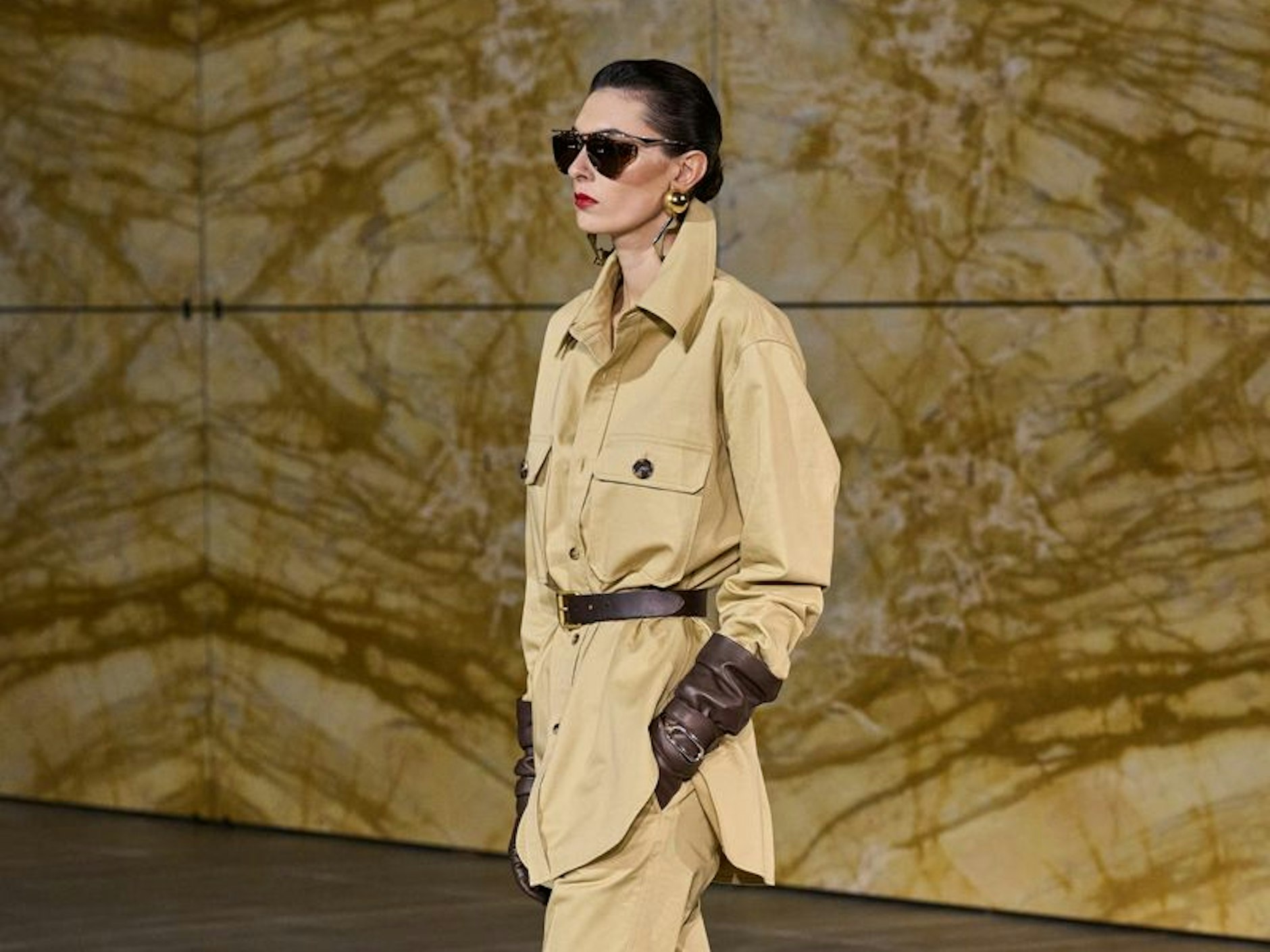 Gelungen, wie unser Autor findet: wüstenfarbene Anzüge in der Saint-Laurent-Kollektion für nächstes Frühjahr, als Anspielung auf das Erbe des Hauses.