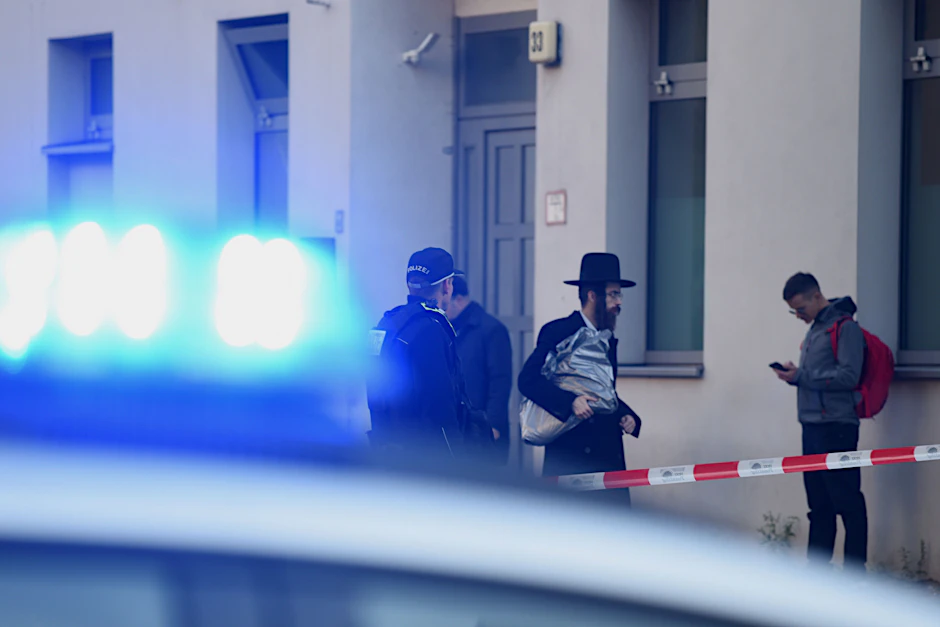 Nach einem versuchten&nbsp; Anschlag auf eine jüdische Einrichtung in der Brunnenstraße sichert die Polizei den Ort.&nbsp;