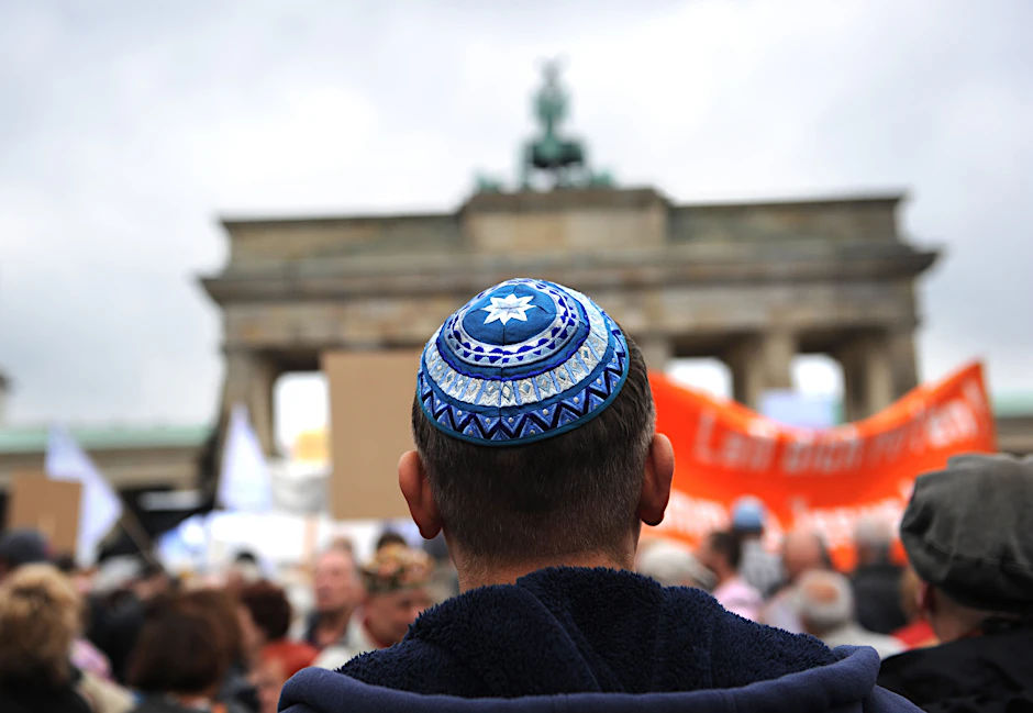 Nie wieder! Teilnehmer einer Demo gegen Judenhass vor den Brandenburger Tor.