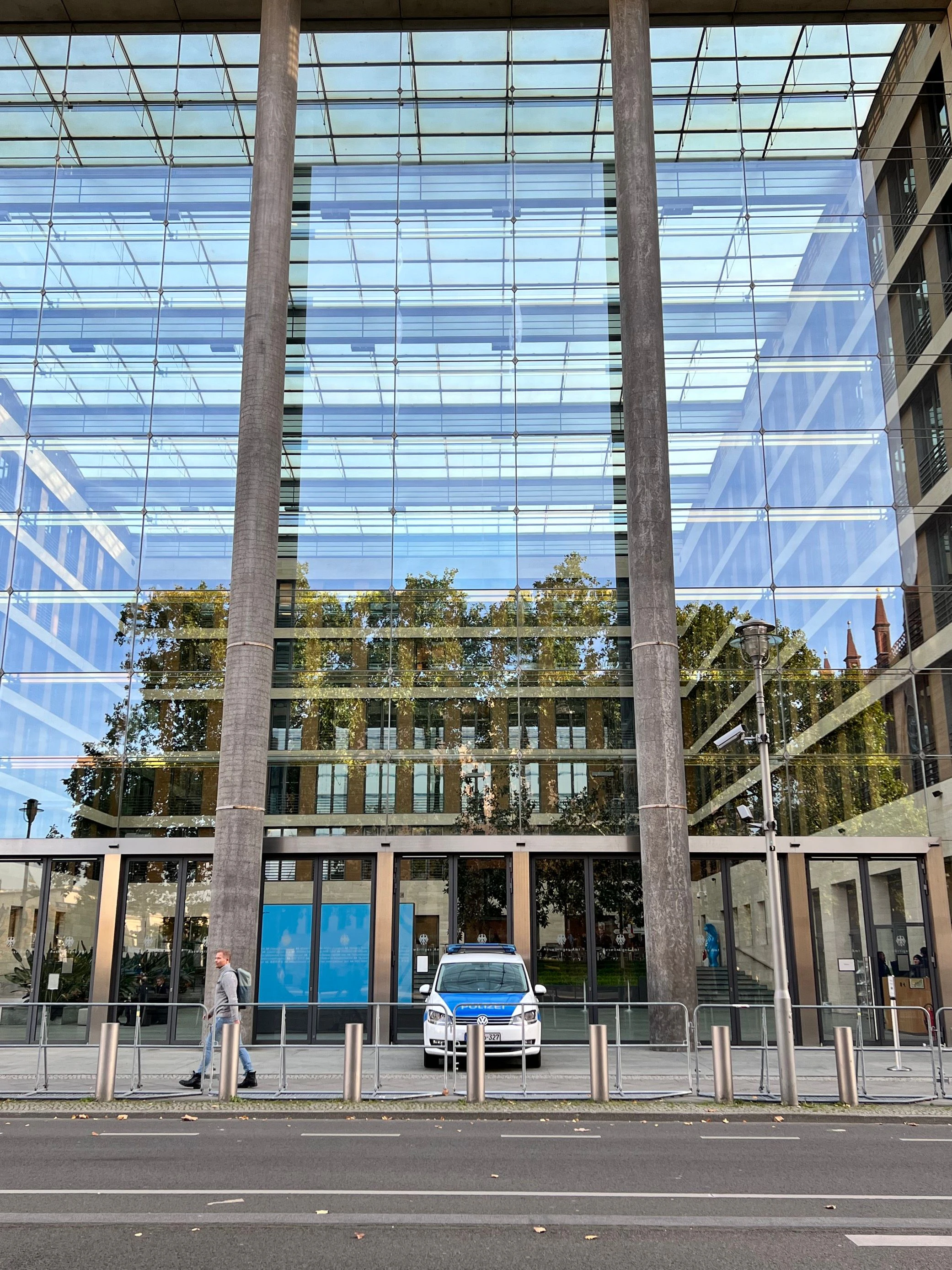 Ein Polizeiwagen vor dem Auswärtigen Amt in Berlin am Mittwochnachmittag