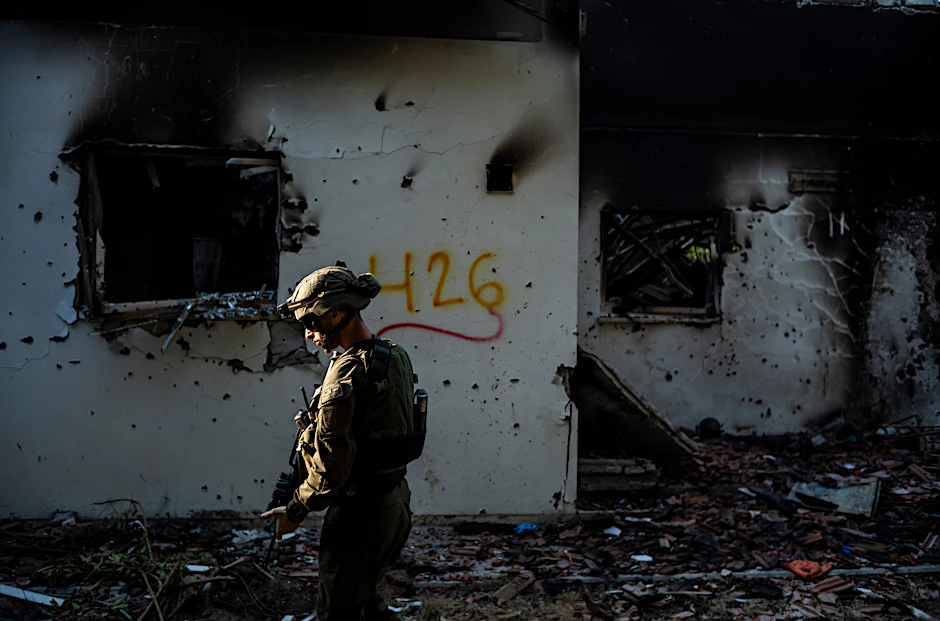 Ein israelischer Soldat patrouilliert im Kibbutz Be’eri. Die Hamas hatte am vergangenen Wochenende vom Gazastreifen aus terroristische Angriffe auf Israel verübt.