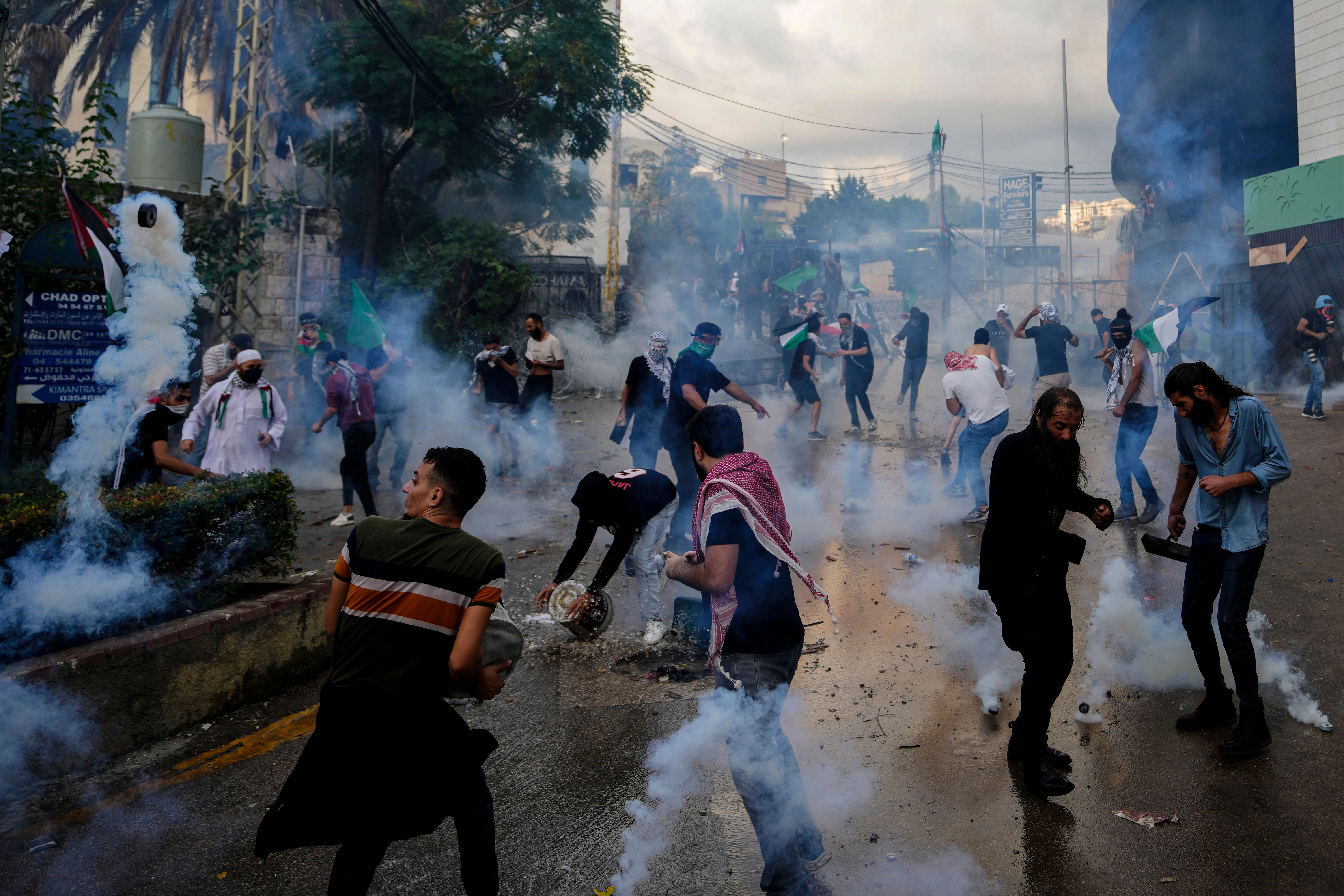 Libanon, Beirut: Polizisten setzt Tränengas gegen Demonstranten während einer Solidaritätsdemonstration mit den Palästinensern im Gazastreifen in der Nähe der US-Botschaft ein.
