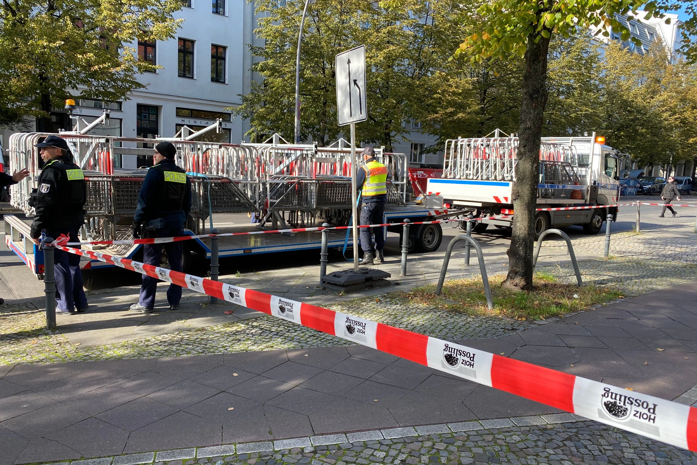 Die Brunnenstraße wurde rund um die Synagoge weiträumig abgesperrt.