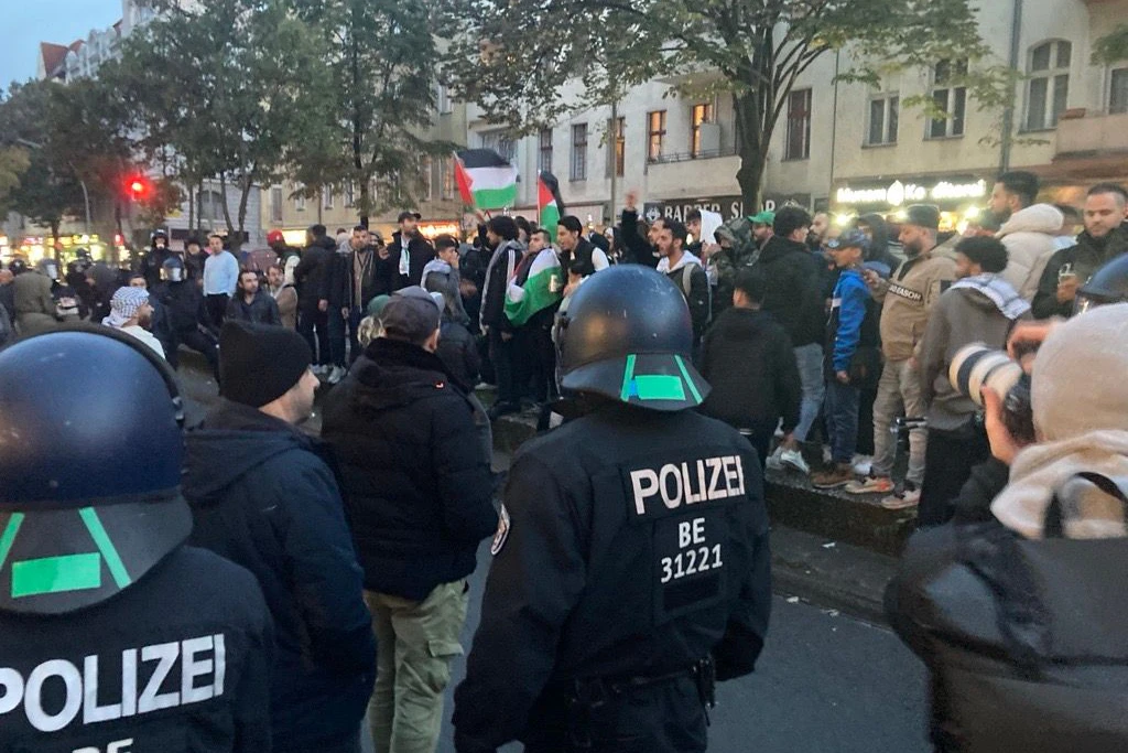 Die Polizei Berlin ist in Neukölln im Einsatz.