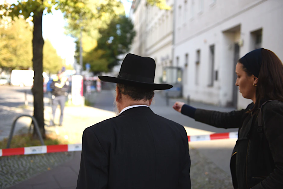 Nach Brandanschlag auf Synagoge: Gemeindemitglieder am Tatort in der Brunnenstraße.